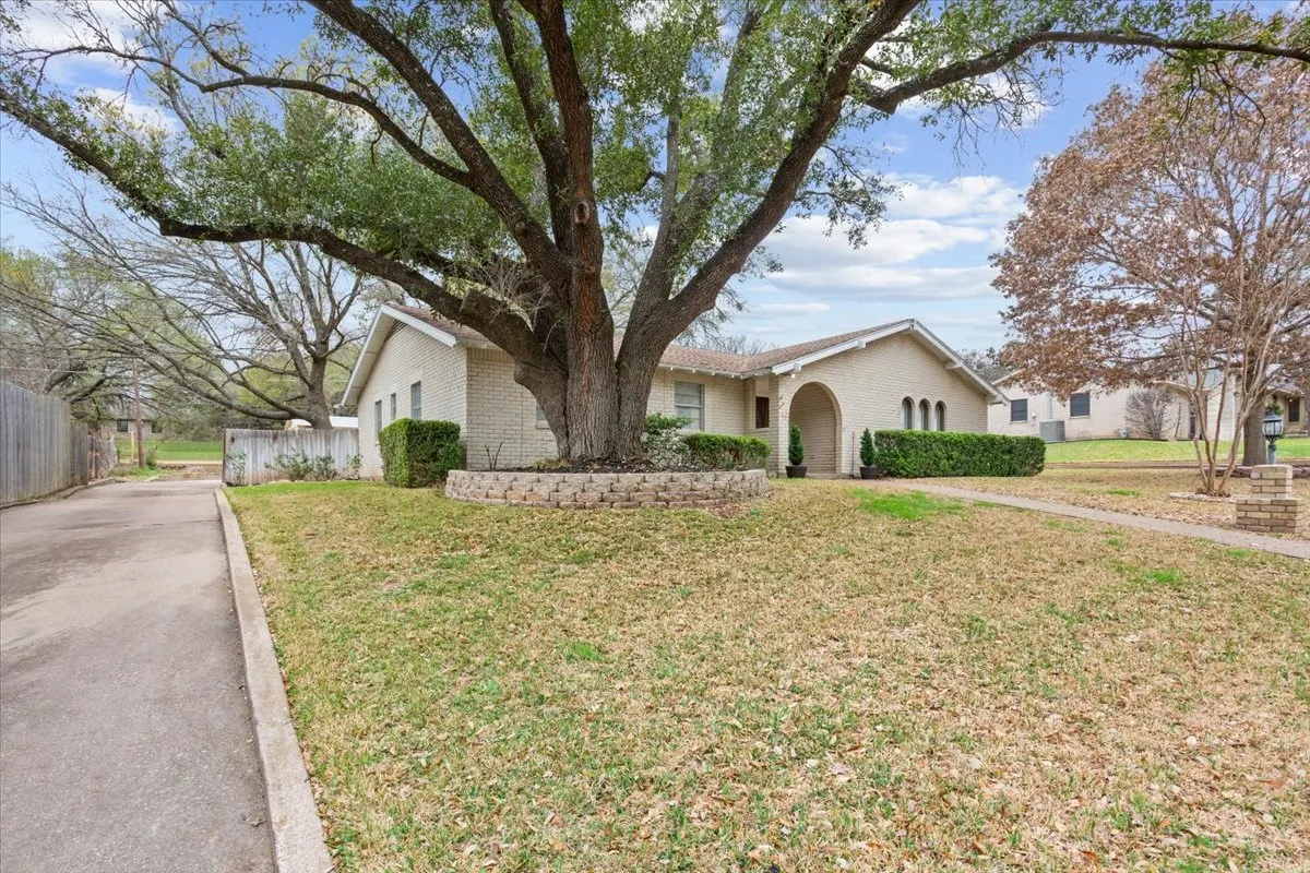 Single Family Residence For Sale in Mc Lennan County , 120 Wooded Crest Drive, Woodway, Texas 76712, 4 Bedroom, 3 Bathroom, Garage spaces, 3,150 Sqft, built in 1965, mls#21199970, Real Estate Agent in Woodway, Homes For Sale in Mc Lennan county, Homes For Sale in Woodway, Realtor in Woodway Texas, Real Estate Brokerage Independent Realty Texas, Luminita Cordes Realtor