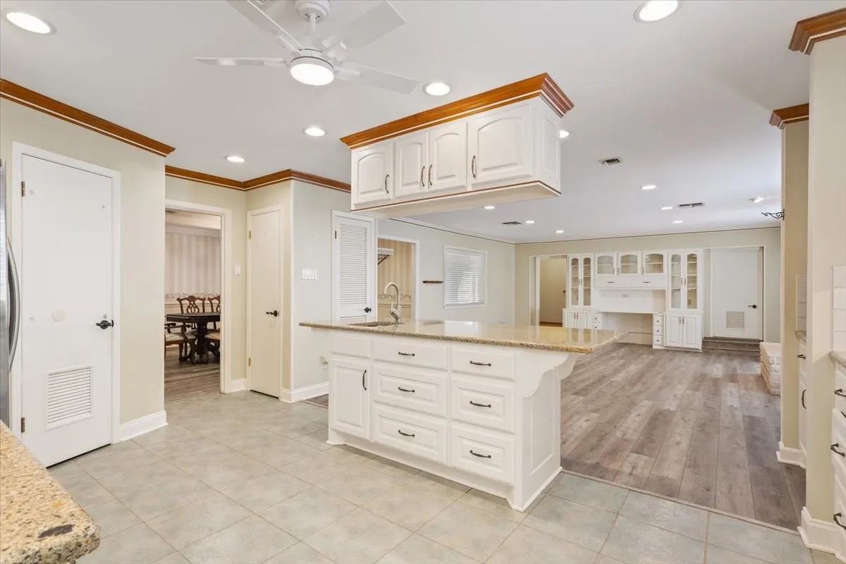Single Family Residence For Sale in Mc Lennan County , 120 Wooded Crest Drive, Woodway, Texas 76712, 4 Bedroom, 3 Bathroom, Garage spaces, 3,150 Sqft, built in 1965, mls#21199970, Real Estate Agent in Woodway, Homes For Sale in Mc Lennan county, Homes For Sale in Woodway, Realtor in Woodway Texas, Real Estate Brokerage Independent Realty Texas, Luminita Cordes Realtor