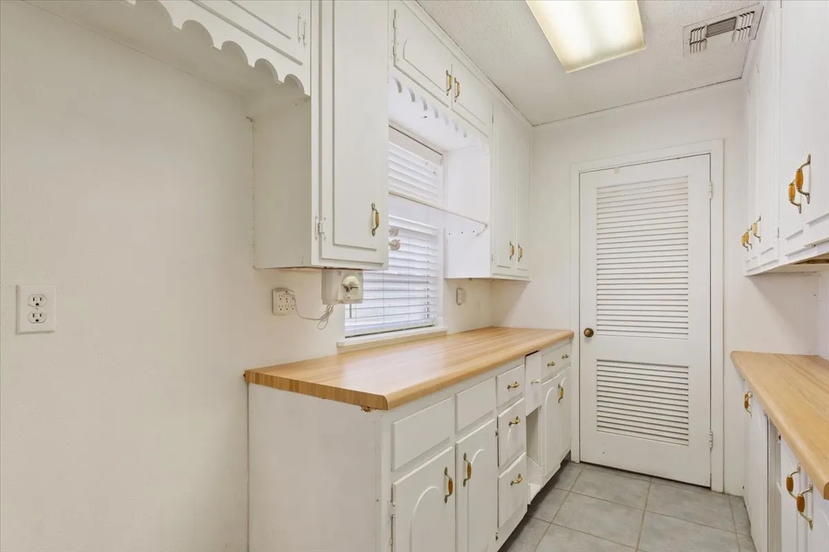 Single Family Residence For Sale in Mc Lennan County , 120 Wooded Crest Drive, Woodway, Texas 76712, 4 Bedroom, 3 Bathroom, Garage spaces, 3,150 Sqft, built in 1965, mls#21199970, Real Estate Agent in Woodway, Homes For Sale in Mc Lennan county, Homes For Sale in Woodway, Realtor in Woodway Texas, Real Estate Brokerage Independent Realty Texas, Luminita Cordes Realtor