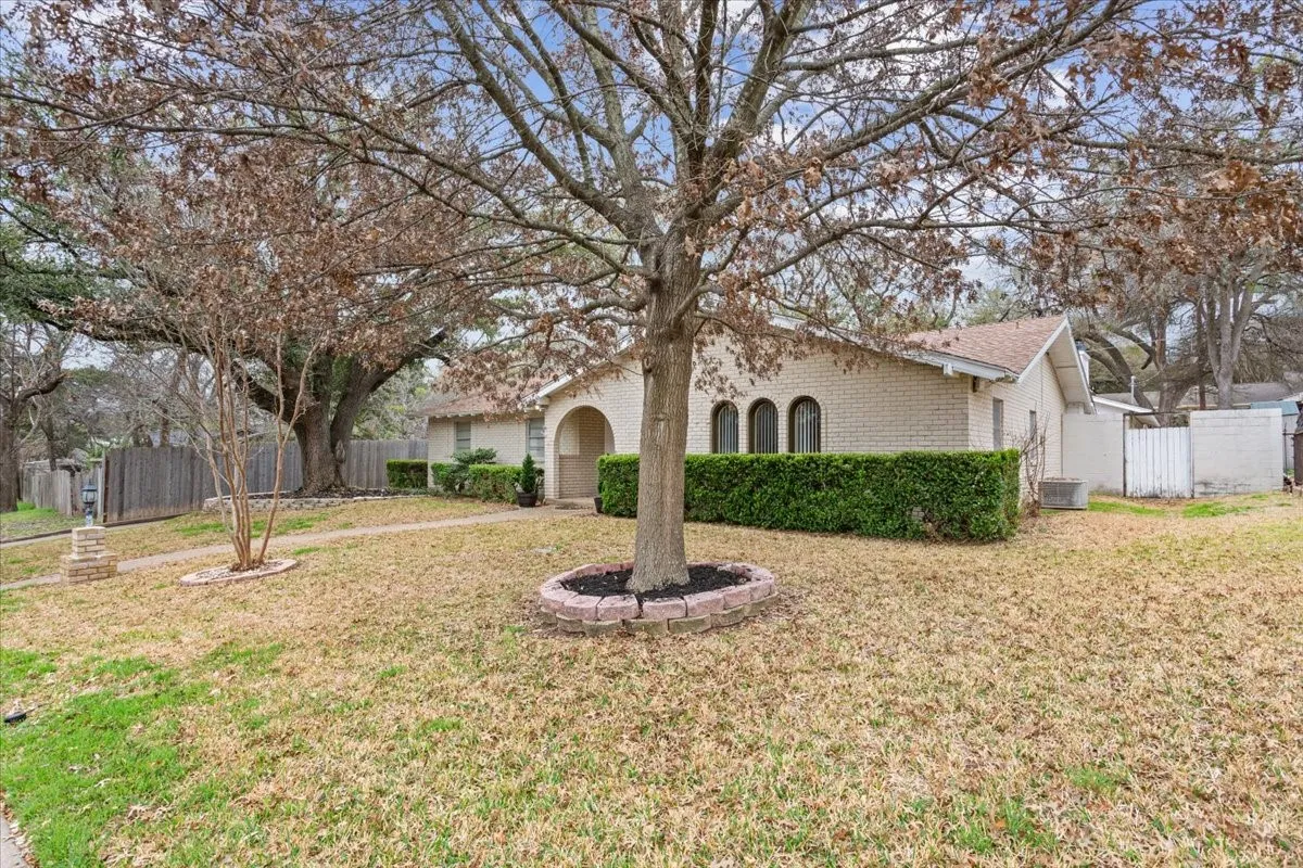 Single Family Residence For Sale in Mc Lennan County , 120 Wooded Crest Drive, Woodway, Texas 76712, 4 Bedroom, 3 Bathroom, Garage spaces, 3,150 Sqft, built in 1965, mls#21199970, Real Estate Agent in Woodway, Homes For Sale in Mc Lennan county, Homes For Sale in Woodway, Realtor in Woodway Texas, Real Estate Brokerage Independent Realty Texas, Luminita Cordes Realtor