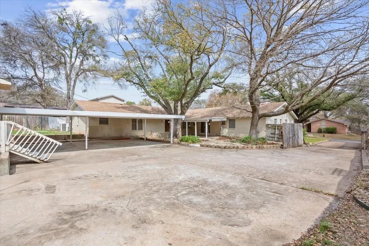 Single Family Residence For Sale in Mc Lennan County , 120 Wooded Crest Drive, Woodway, Texas 76712, 4 Bedroom, 3 Bathroom, Garage spaces, 3,150 Sqft, built in 1965, mls#21199970, Real Estate Agent in Woodway, Homes For Sale in Mc Lennan county, Homes For Sale in Woodway, Realtor in Woodway Texas, Real Estate Brokerage Independent Realty Texas, Luminita Cordes Realtor