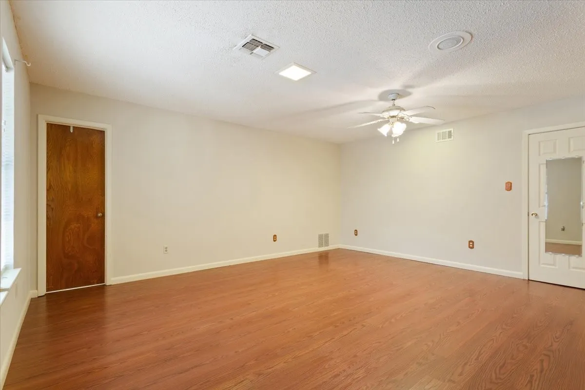 Single Family Residence For Sale in Mc Lennan County , 120 Wooded Crest Drive, Woodway, Texas 76712, 4 Bedroom, 3 Bathroom, Garage spaces, 3,150 Sqft, built in 1965, mls#21199970, Real Estate Agent in Woodway, Homes For Sale in Mc Lennan county, Homes For Sale in Woodway, Realtor in Woodway Texas, Real Estate Brokerage Independent Realty Texas, Luminita Cordes Realtor