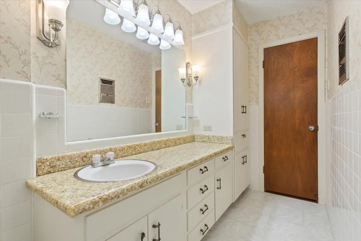 Single Family Residence For Sale in Mc Lennan County , 120 Wooded Crest Drive, Woodway, Texas 76712, 4 Bedroom, 3 Bathroom, Garage spaces, 3,150 Sqft, built in 1965, mls#21199970, Real Estate Agent in Woodway, Homes For Sale in Mc Lennan county, Homes For Sale in Woodway, Realtor in Woodway Texas, Real Estate Brokerage Independent Realty Texas, Luminita Cordes Realtor