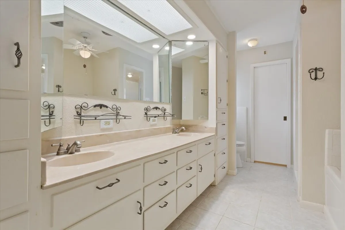 Single Family Residence For Sale in Mc Lennan County , 120 Wooded Crest Drive, Woodway, Texas 76712, 4 Bedroom, 3 Bathroom, Garage spaces, 3,150 Sqft, built in 1965, mls#21199970, Real Estate Agent in Woodway, Homes For Sale in Mc Lennan county, Homes For Sale in Woodway, Realtor in Woodway Texas, Real Estate Brokerage Independent Realty Texas, Luminita Cordes Realtor