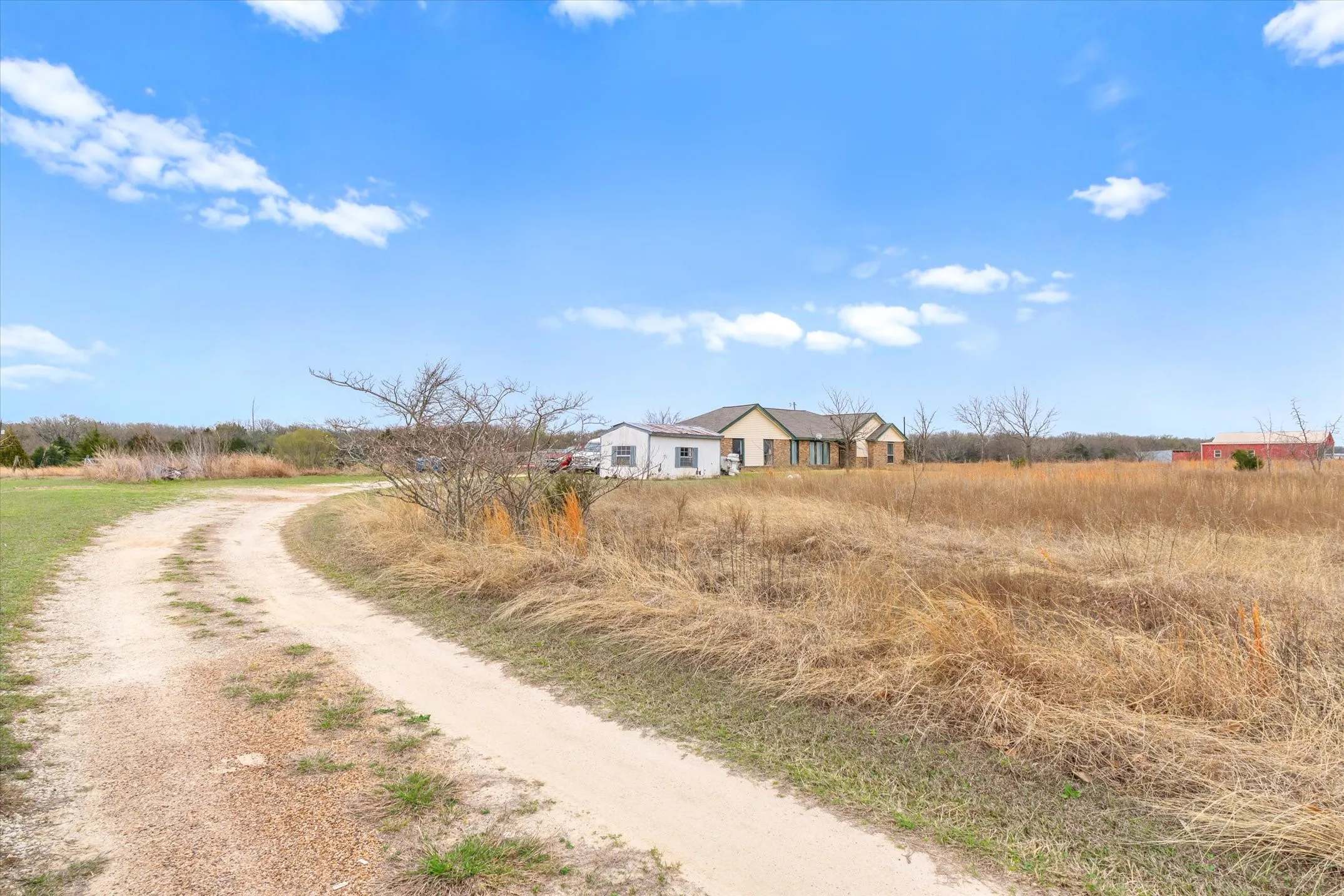 Single Family Residence For Sale in Kaufman County , 14709 County Road 4015, Mabank, Texas 75147, 4 Bedroom, 3 Bathroom, Garage spaces, 2,242 Sqft, built in 1989, Preowned, mls#21196758, Real Estate Agent in Mabank, Homes For Sale in Kaufman county, Homes For Sale in Mabank, Realtor in Mabank Texas, Real Estate Brokerage Independent Realty Texas, Luminita Cordes Realtor