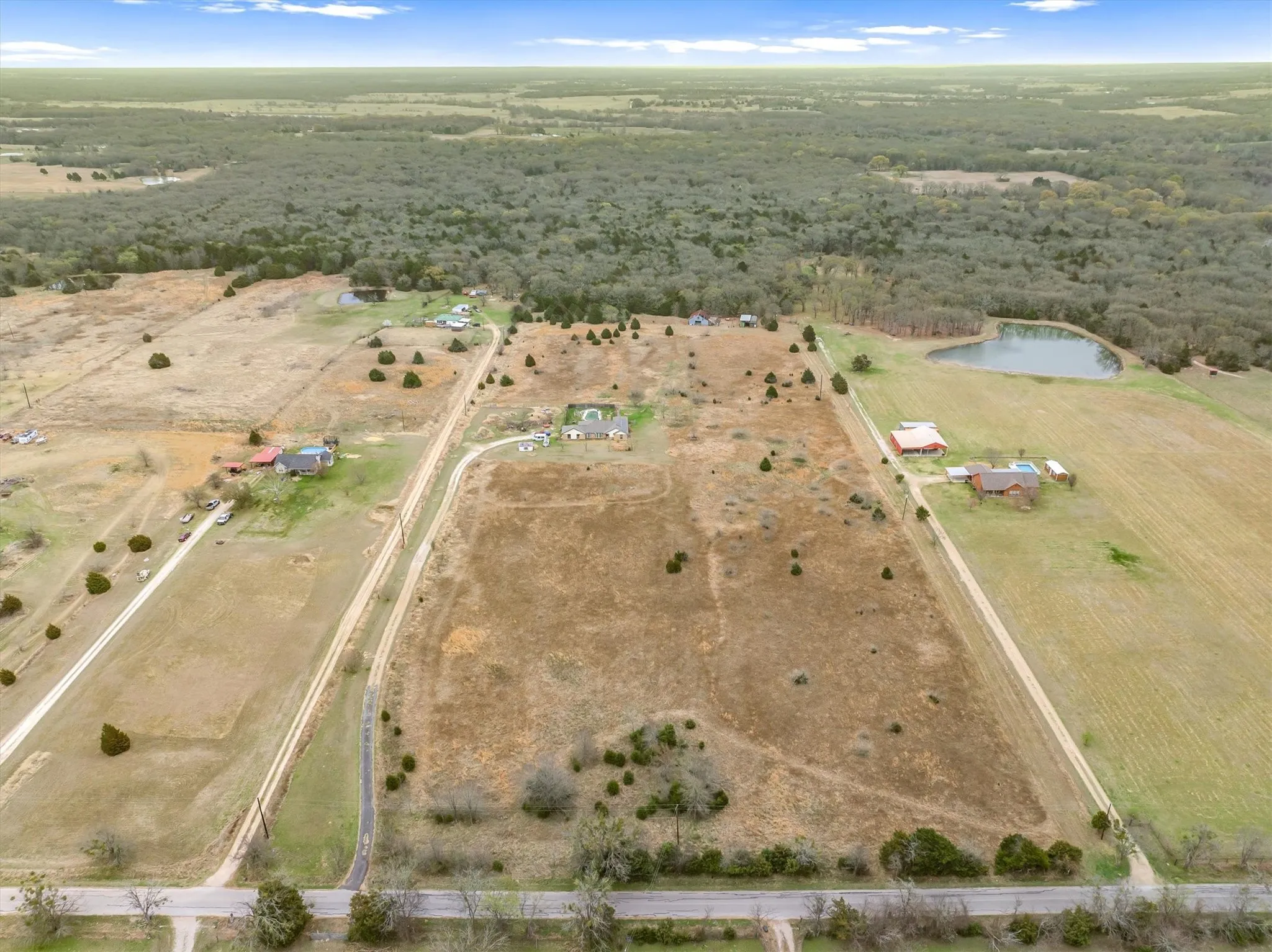 Single Family Residence For Sale in Kaufman County , 14709 County Road 4015, Mabank, Texas 75147, 4 Bedroom, 3 Bathroom, Garage spaces, 2,242 Sqft, built in 1989, Preowned, mls#21196758, Real Estate Agent in Mabank, Homes For Sale in Kaufman county, Homes For Sale in Mabank, Realtor in Mabank Texas, Real Estate Brokerage Independent Realty Texas, Luminita Cordes Realtor