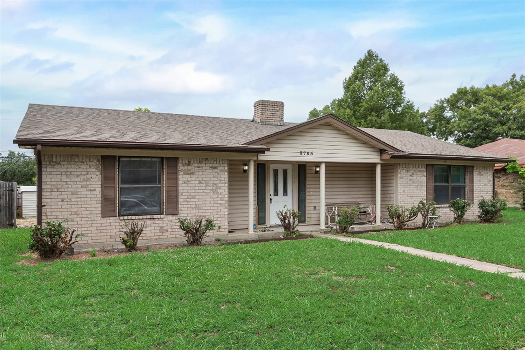 Single Family Residence For Rent in Dallas County , 3705 Osage Drive, Rowlett, Texas 75088, 3 Bedrooms, 2 Bathrooms, 2 Garage spaces, 1,651 Sqft, built in 1977, Price $2,100, mls#21178699, Real Estate Agent in Rowlett, Homes For Rent in Dallas county, Homes For Rent in Rowlett, Realtor in Rowlett Texas, Real Estate Brokerage Independent Realty Texas, Luminita Cordes Realtor