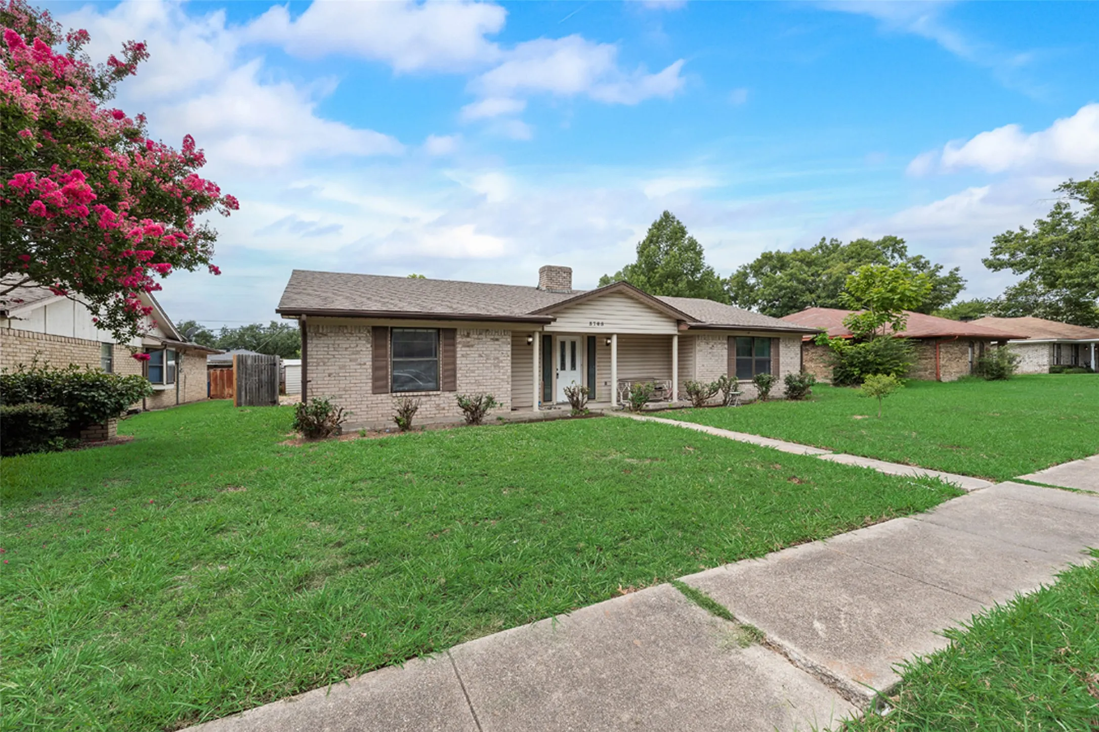 Single Family Residence For Rent in Dallas County , 3705 Osage Drive, Rowlett, Texas 75088, 3 Bedrooms, 2 Bathrooms, 2 Garage spaces, 1,651 Sqft, built in 1977, Price $2,100, mls#21178699, Real Estate Agent in Rowlett, Homes For Rent in Dallas county, Homes For Rent in Rowlett, Realtor in Rowlett Texas, Real Estate Brokerage Independent Realty Texas, Luminita Cordes Realtor