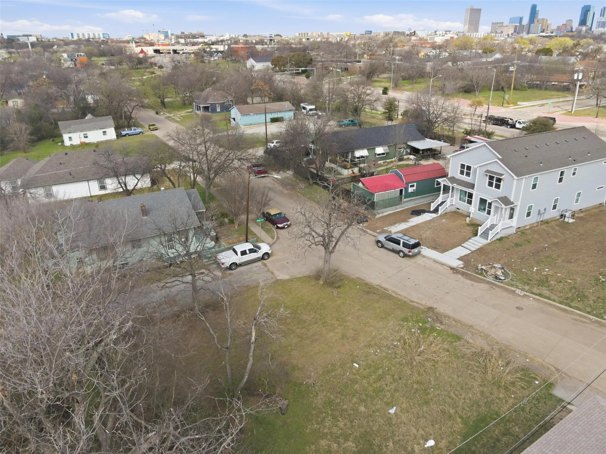 The townhome across the street is an example of what this area is improving into. Walking distance to new development groundbreaking in 2026. Minutes from downtown Fort Worth. Close to I-35 and I-30