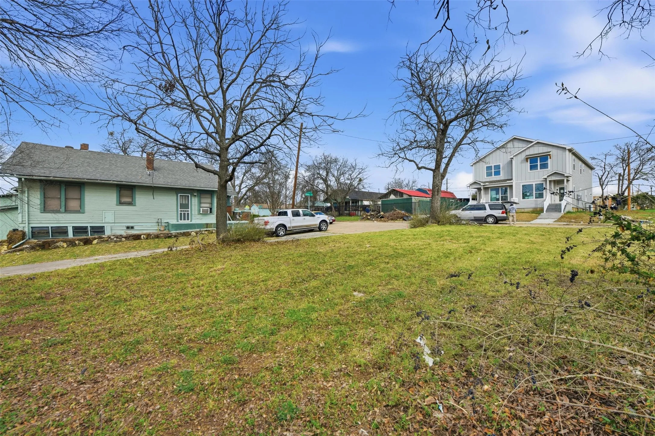 The road that faces the side of the lot is not a road for through traffic. It is an incomplete road that only gives acces if your driveway is behind the property you build