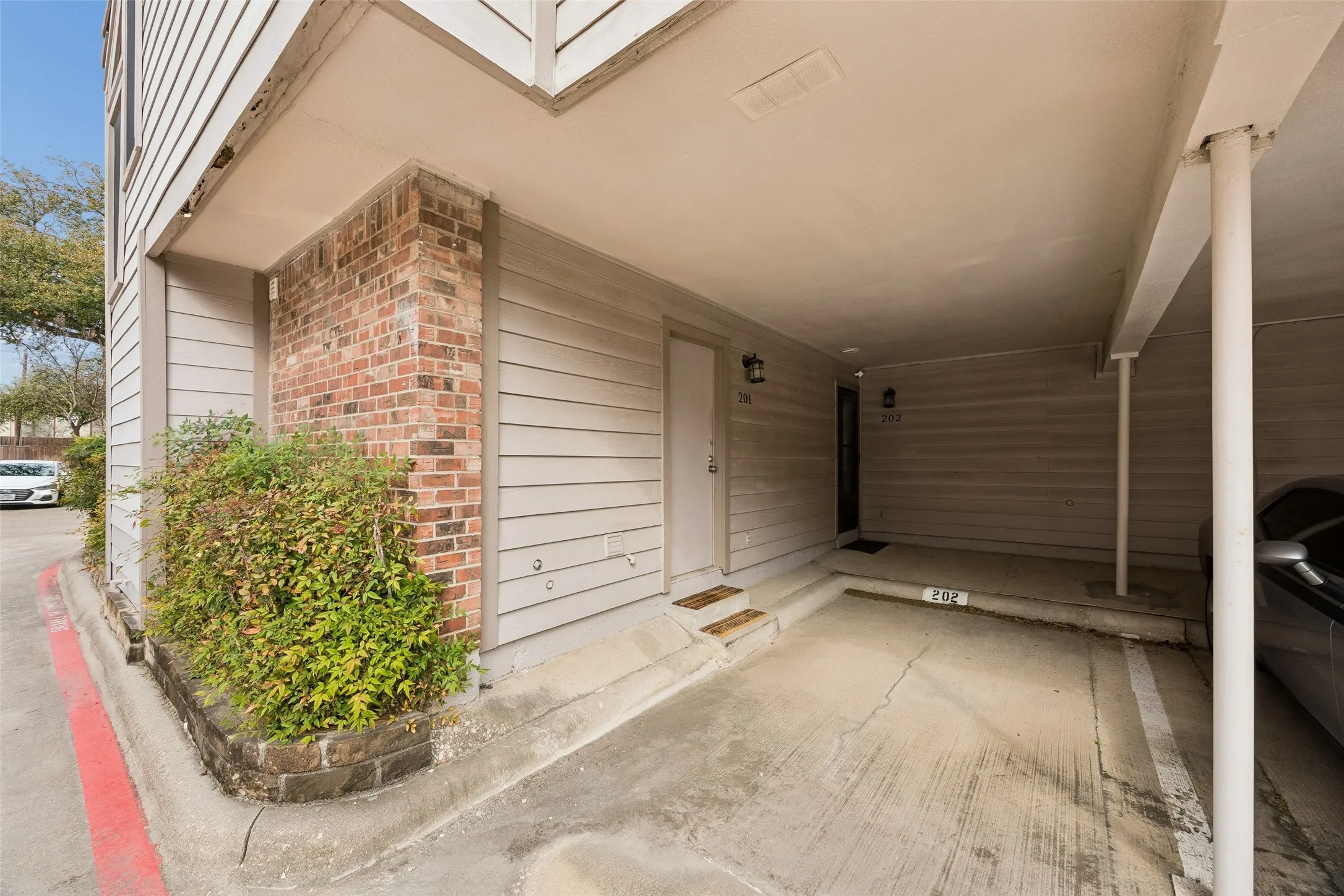 Condominium For Sale in Collin County , 18240 Midway Road 202, Dallas, Texas 75287, 1 Bedroom, 2 Bathroom, 1 Garage spaces, 866 Sqft, built in 1982, Preowned, mls#21200078, Real Estate Agent in Dallas, Homes For Sale in Collin county, Homes For Sale in Dallas, Realtor in Dallas Texas, Real Estate Brokerage Independent Realty Texas, Luminita Cordes Realtor
