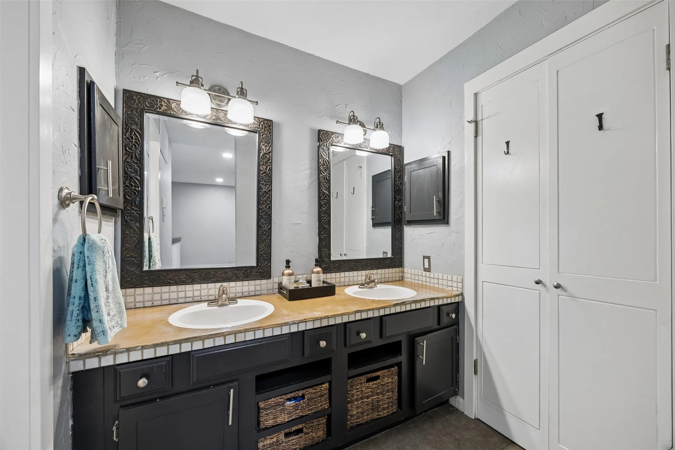 Condominium For Sale in Collin County , 18240 Midway Road 202, Dallas, Texas 75287, 1 Bedroom, 2 Bathroom, 1 Garage spaces, 866 Sqft, built in 1982, Preowned, mls#21200078, Real Estate Agent in Dallas, Homes For Sale in Collin county, Homes For Sale in Dallas, Realtor in Dallas Texas, Real Estate Brokerage Independent Realty Texas, Luminita Cordes Realtor