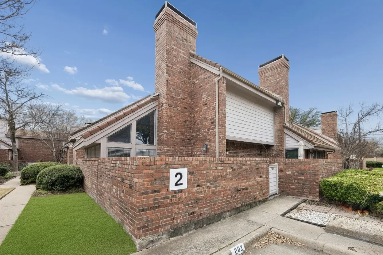Condominium For Sale in Collin County , 18240 Midway Road 202, Dallas, Texas 75287, 1 Bedroom, 2 Bathroom, 1 Garage spaces, 866 Sqft, built in 1982, Preowned, mls#21200078, Real Estate Agent in Dallas, Homes For Sale in Collin county, Homes For Sale in Dallas, Realtor in Dallas Texas, Real Estate Brokerage Independent Realty Texas, Luminita Cordes Realtor