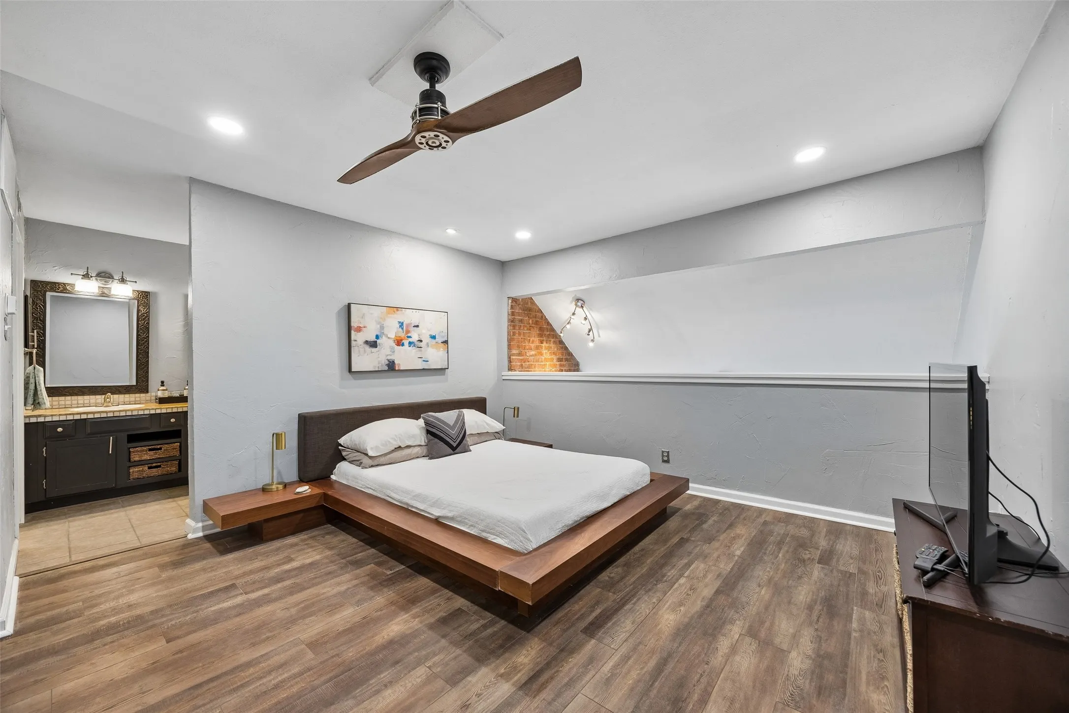 Condominium For Sale in Collin County , 18240 Midway Road 202, Dallas, Texas 75287, 1 Bedroom, 2 Bathroom, 1 Garage spaces, 866 Sqft, built in 1982, Preowned, mls#21200078, Real Estate Agent in Dallas, Homes For Sale in Collin county, Homes For Sale in Dallas, Realtor in Dallas Texas, Real Estate Brokerage Independent Realty Texas, Luminita Cordes Realtor