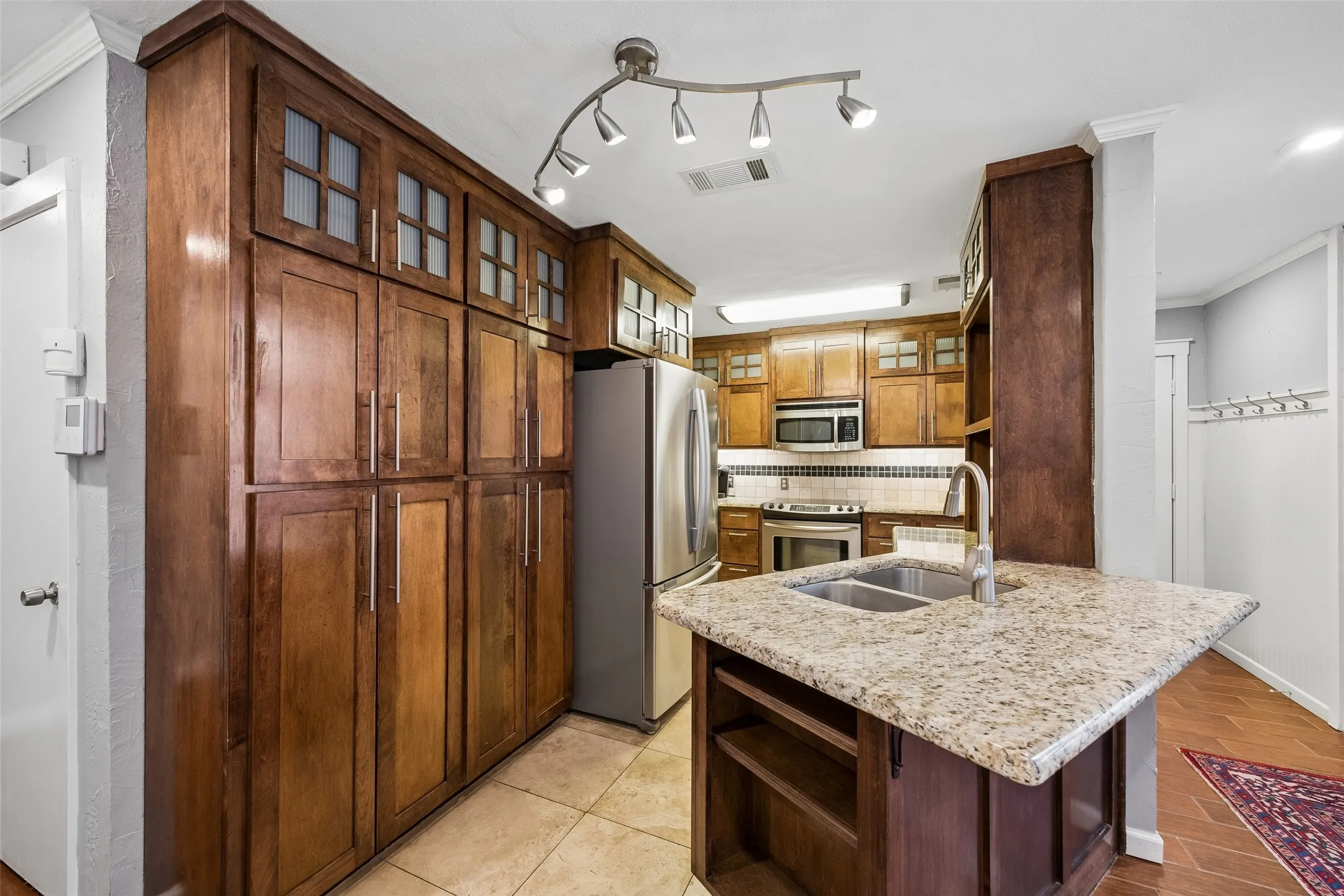 Condominium For Sale in Collin County , 18240 Midway Road 202, Dallas, Texas 75287, 1 Bedroom, 2 Bathroom, 1 Garage spaces, 866 Sqft, built in 1982, Preowned, mls#21200078, Real Estate Agent in Dallas, Homes For Sale in Collin county, Homes For Sale in Dallas, Realtor in Dallas Texas, Real Estate Brokerage Independent Realty Texas, Luminita Cordes Realtor