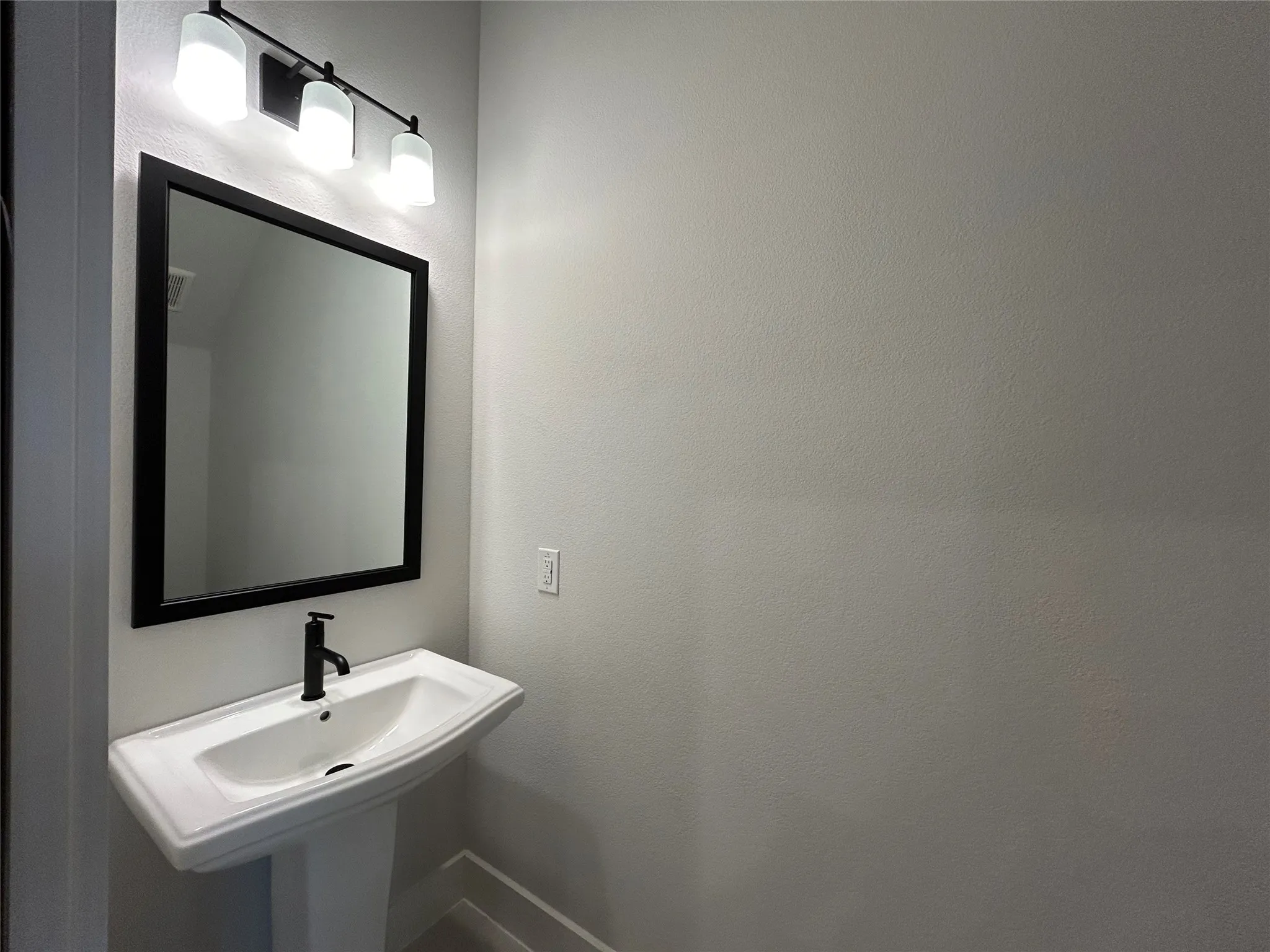 Single Family Residence For Rent in Tarrant County , 507 Mission Trail B3A, Arlington, Texas 76010, 3 Bedroom, 3 Bathroom, 2 Garage spaces, 1,711 Sqft, built in 2025, New Construction - Complete, mls#21200098, Real Estate Agent in Arlington, Homes For Rent in Tarrant county, Homes For Rent in Arlington, Realtor in Arlington Texas, Real Estate Brokerage Independent Realty Texas, Luminita Cordes Realtor