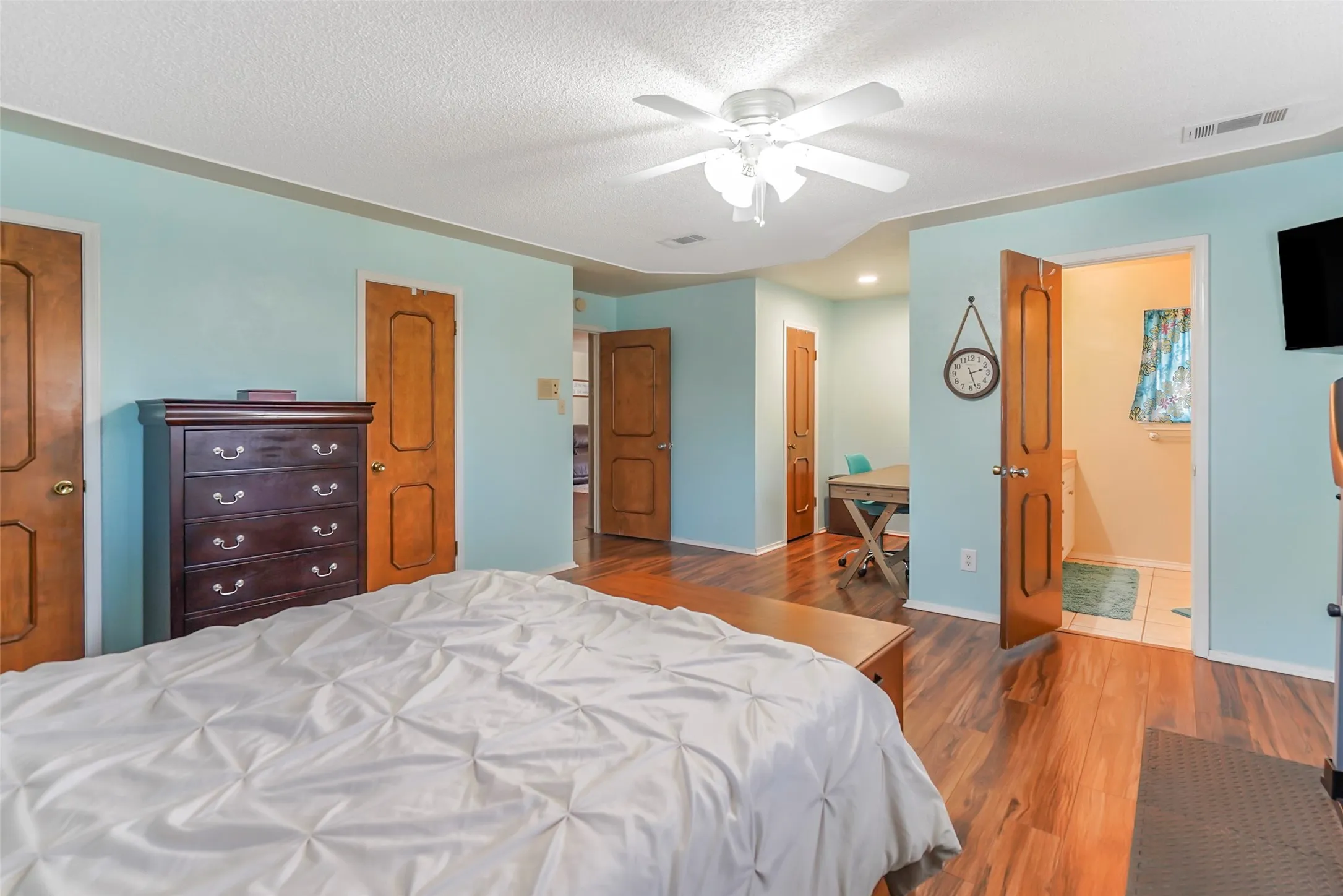 Single Family Residence For Sale in Tarrant County , 1822 E Cedar Elm Drive, Arlington, Texas 76012, 3 Bedroom, 2 Bathroom, 2 Garage spaces, 2,085 Sqft, built in 1969, mls#21199647, Real Estate Agent in Arlington, Homes For Sale in Tarrant county, Homes For Sale in Arlington, Realtor in Arlington Texas, Real Estate Brokerage Independent Realty Texas, Luminita Cordes Realtor