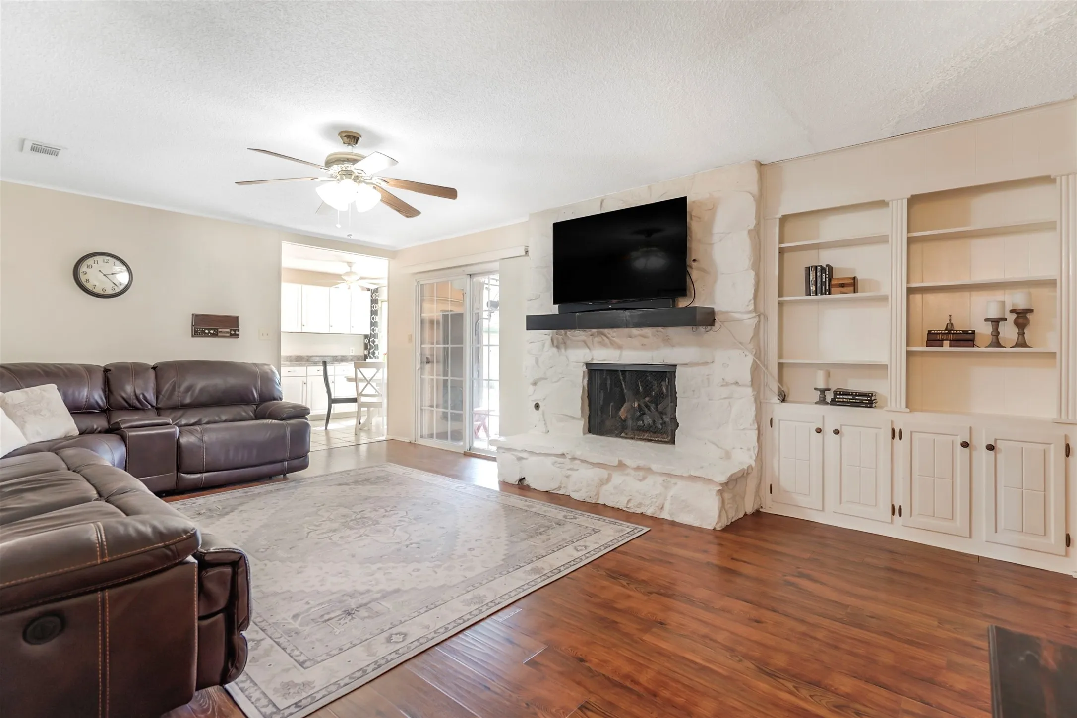 Single Family Residence For Sale in Tarrant County , 1822 E Cedar Elm Drive, Arlington, Texas 76012, 3 Bedroom, 2 Bathroom, 2 Garage spaces, 2,085 Sqft, built in 1969, mls#21199647, Real Estate Agent in Arlington, Homes For Sale in Tarrant county, Homes For Sale in Arlington, Realtor in Arlington Texas, Real Estate Brokerage Independent Realty Texas, Luminita Cordes Realtor