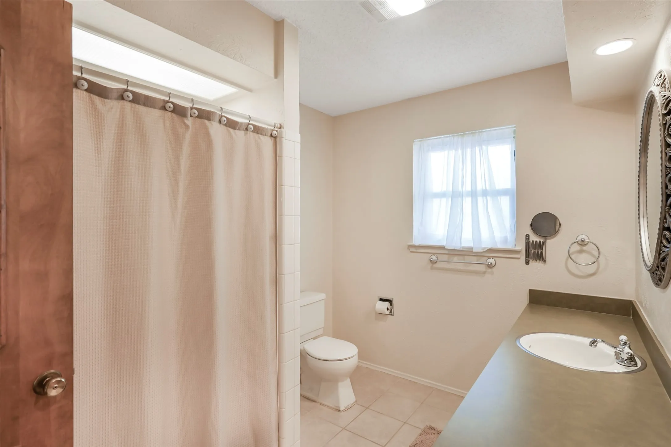 Single Family Residence For Sale in Tarrant County , 1822 E Cedar Elm Drive, Arlington, Texas 76012, 3 Bedroom, 2 Bathroom, 2 Garage spaces, 2,085 Sqft, built in 1969, mls#21199647, Real Estate Agent in Arlington, Homes For Sale in Tarrant county, Homes For Sale in Arlington, Realtor in Arlington Texas, Real Estate Brokerage Independent Realty Texas, Luminita Cordes Realtor