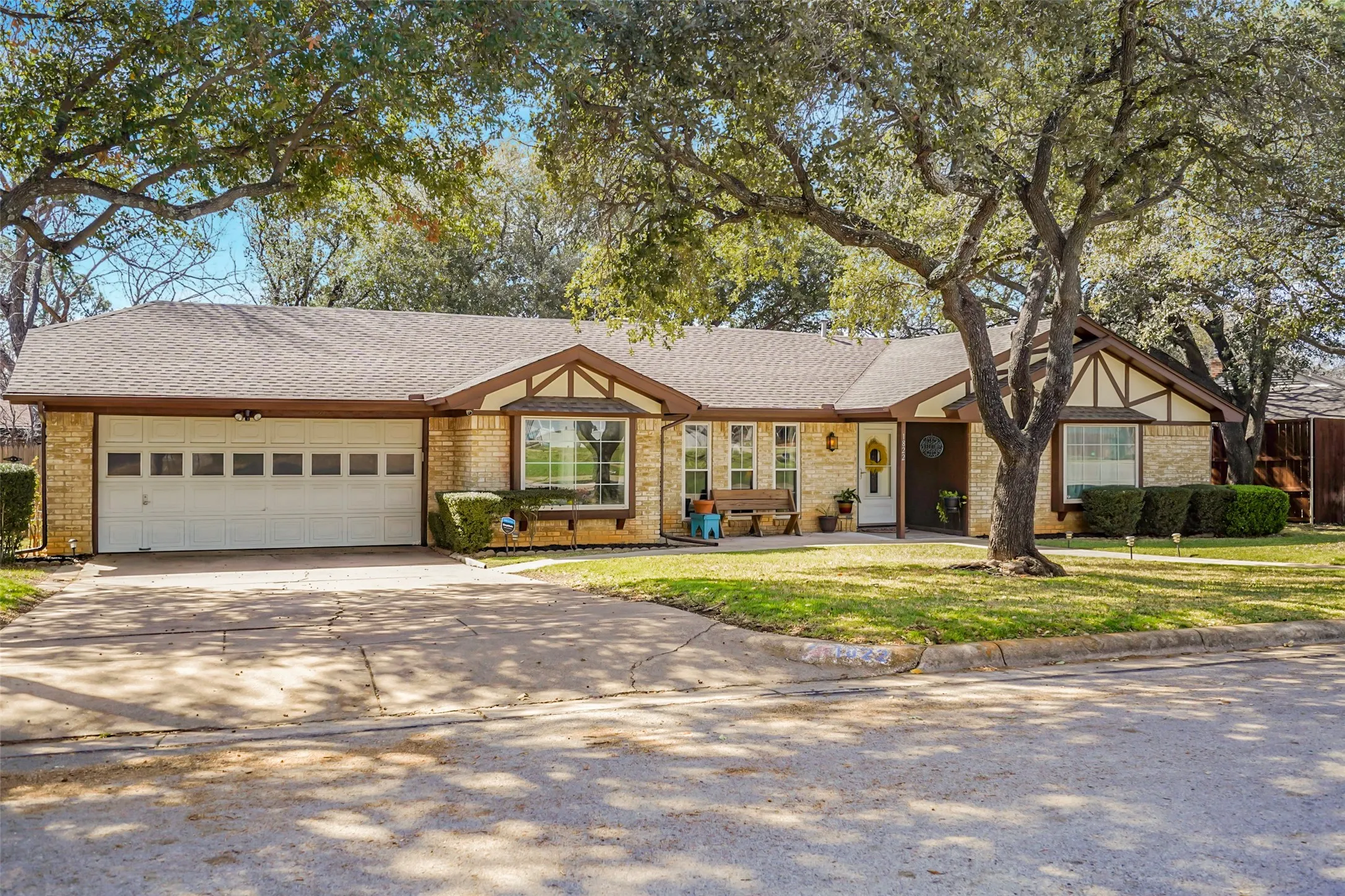 Single Family Residence For Sale in Tarrant County , 1822 E Cedar Elm Drive, Arlington, Texas 76012, 3 Bedroom, 2 Bathroom, 2 Garage spaces, 2,085 Sqft, built in 1969, mls#21199647, Real Estate Agent in Arlington, Homes For Sale in Tarrant county, Homes For Sale in Arlington, Realtor in Arlington Texas, Real Estate Brokerage Independent Realty Texas, Luminita Cordes Realtor