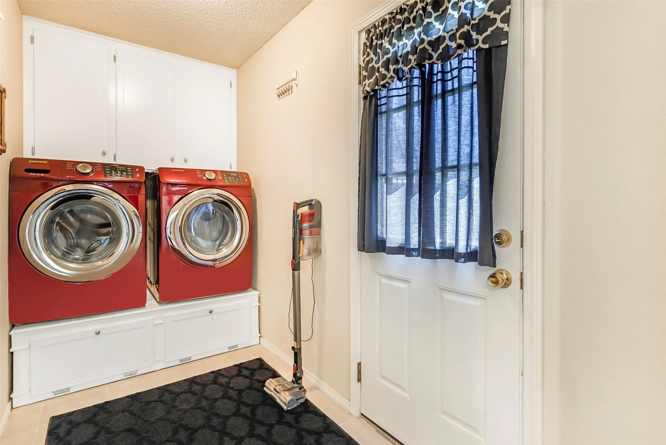 Single Family Residence For Sale in Tarrant County , 1822 E Cedar Elm Drive, Arlington, Texas 76012, 3 Bedroom, 2 Bathroom, 2 Garage spaces, 2,085 Sqft, built in 1969, mls#21199647, Real Estate Agent in Arlington, Homes For Sale in Tarrant county, Homes For Sale in Arlington, Realtor in Arlington Texas, Real Estate Brokerage Independent Realty Texas, Luminita Cordes Realtor