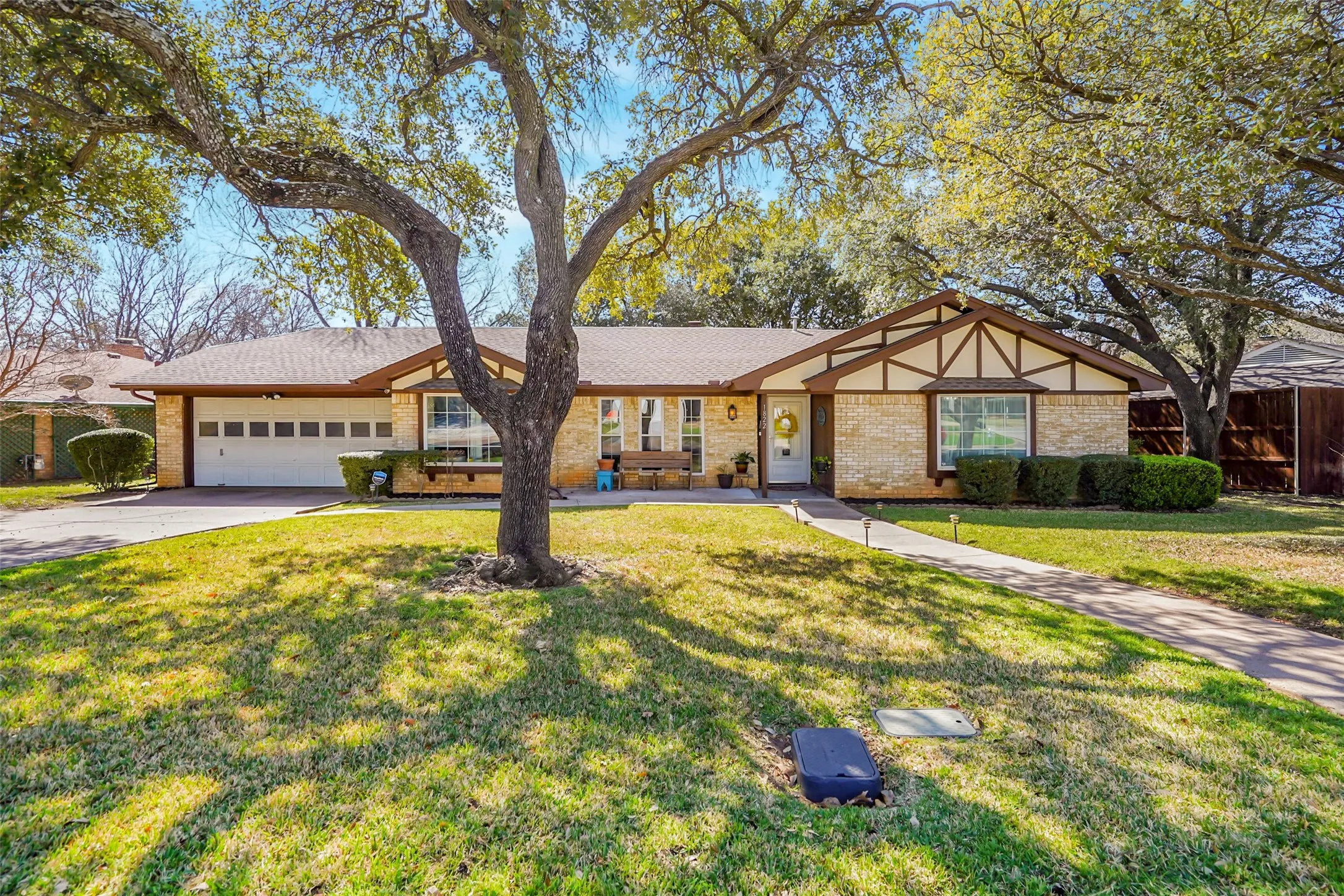 Single Family Residence For Sale in Tarrant County , 1822 E Cedar Elm Drive, Arlington, Texas 76012, 3 Bedroom, 2 Bathroom, 2 Garage spaces, 2,085 Sqft, built in 1969, mls#21199647, Real Estate Agent in Arlington, Homes For Sale in Tarrant county, Homes For Sale in Arlington, Realtor in Arlington Texas, Real Estate Brokerage Independent Realty Texas, Luminita Cordes Realtor