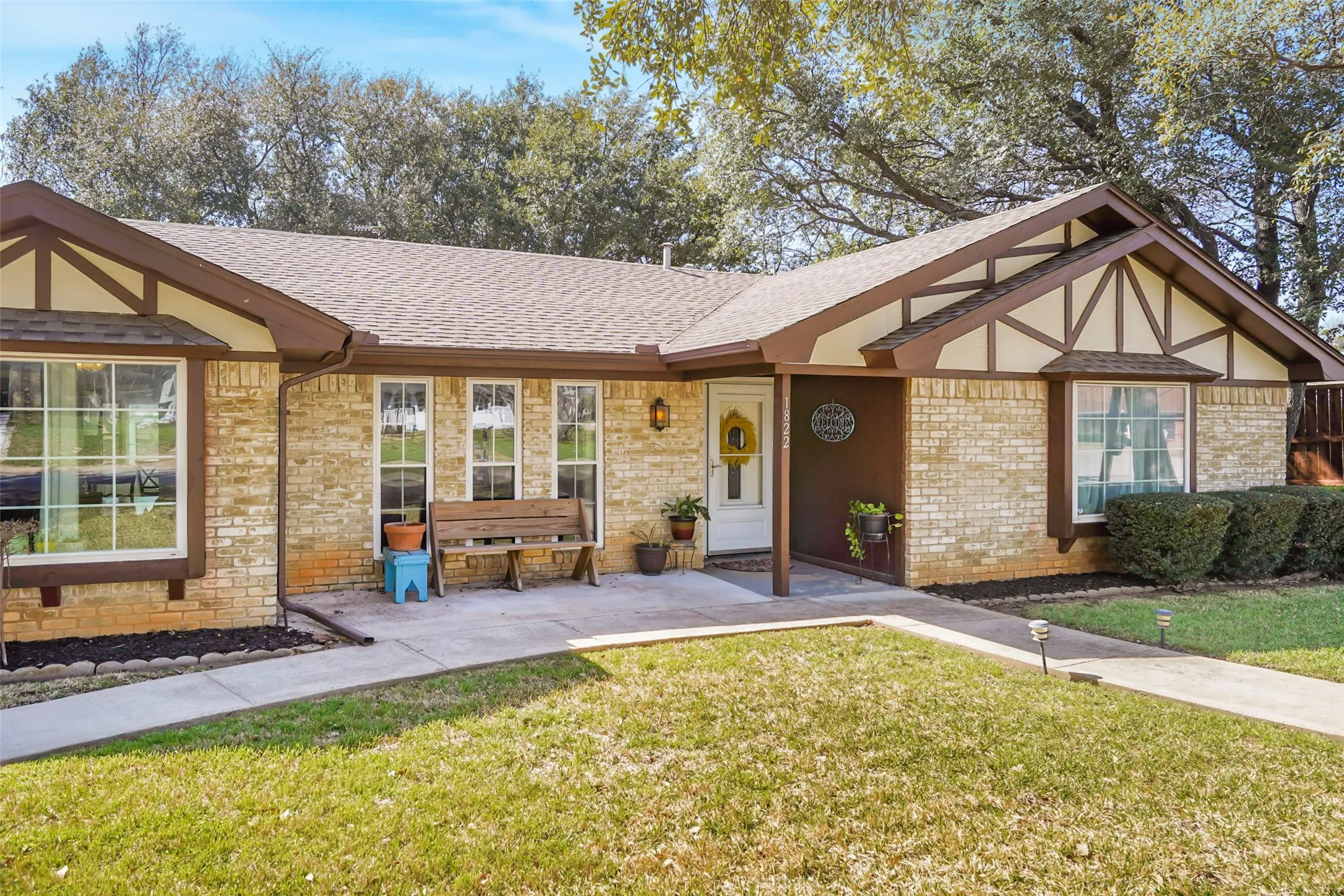 Single Family Residence For Sale in Tarrant County , 1822 E Cedar Elm Drive, Arlington, Texas 76012, 3 Bedroom, 2 Bathroom, 2 Garage spaces, 2,085 Sqft, built in 1969, mls#21199647, Real Estate Agent in Arlington, Homes For Sale in Tarrant county, Homes For Sale in Arlington, Realtor in Arlington Texas, Real Estate Brokerage Independent Realty Texas, Luminita Cordes Realtor