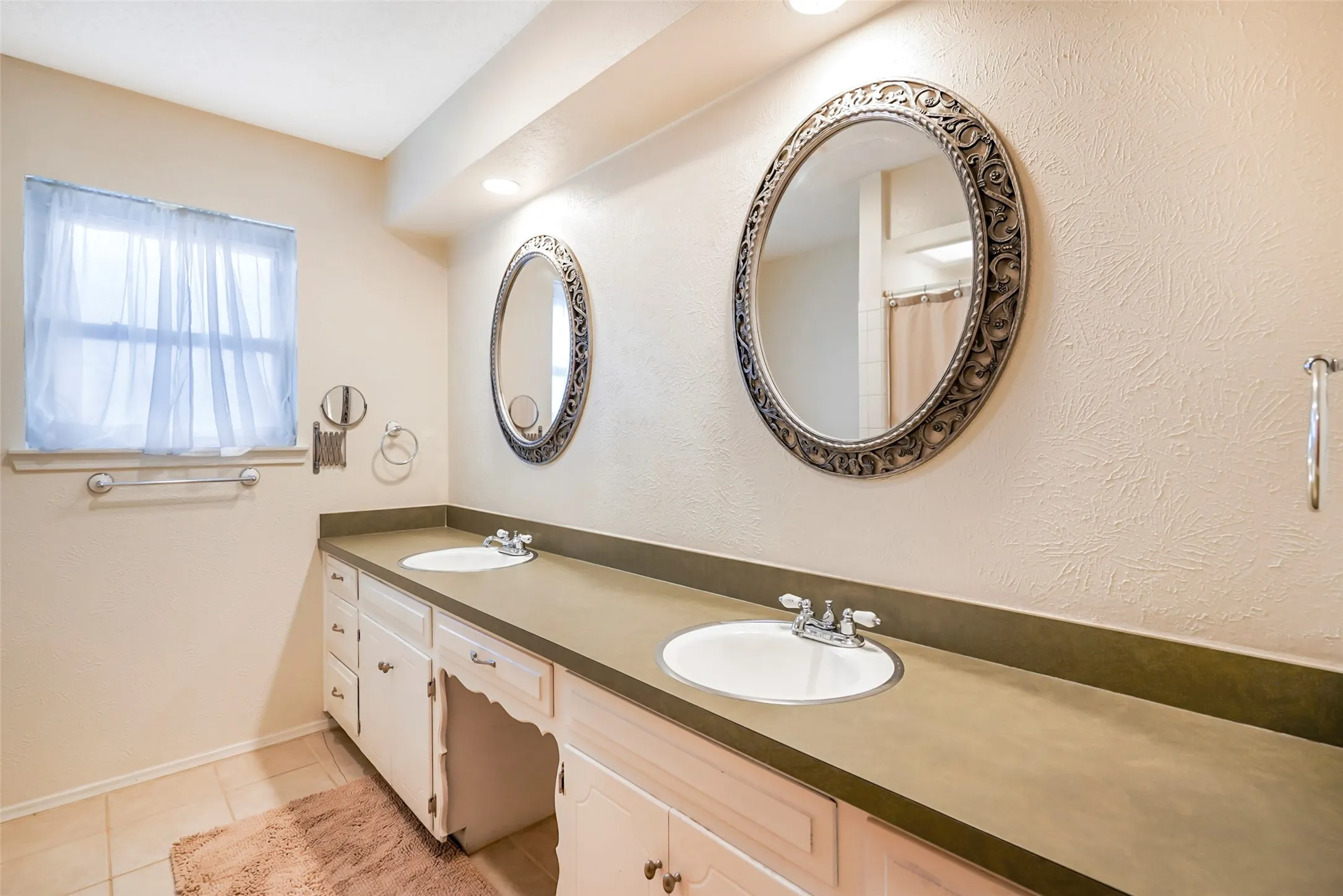 Single Family Residence For Sale in Tarrant County , 1822 E Cedar Elm Drive, Arlington, Texas 76012, 3 Bedroom, 2 Bathroom, 2 Garage spaces, 2,085 Sqft, built in 1969, mls#21199647, Real Estate Agent in Arlington, Homes For Sale in Tarrant county, Homes For Sale in Arlington, Realtor in Arlington Texas, Real Estate Brokerage Independent Realty Texas, Luminita Cordes Realtor