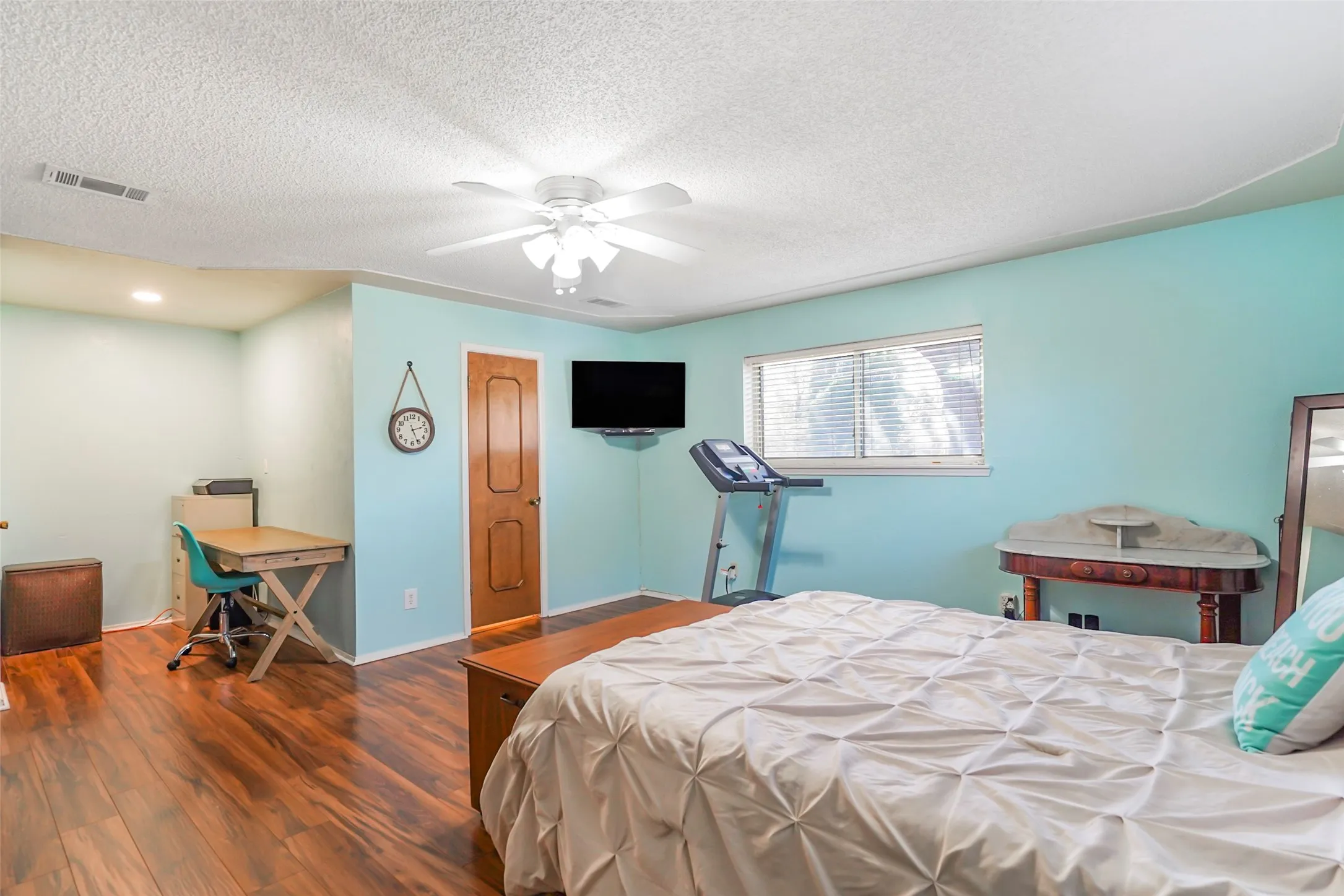 Single Family Residence For Sale in Tarrant County , 1822 E Cedar Elm Drive, Arlington, Texas 76012, 3 Bedroom, 2 Bathroom, 2 Garage spaces, 2,085 Sqft, built in 1969, mls#21199647, Real Estate Agent in Arlington, Homes For Sale in Tarrant county, Homes For Sale in Arlington, Realtor in Arlington Texas, Real Estate Brokerage Independent Realty Texas, Luminita Cordes Realtor