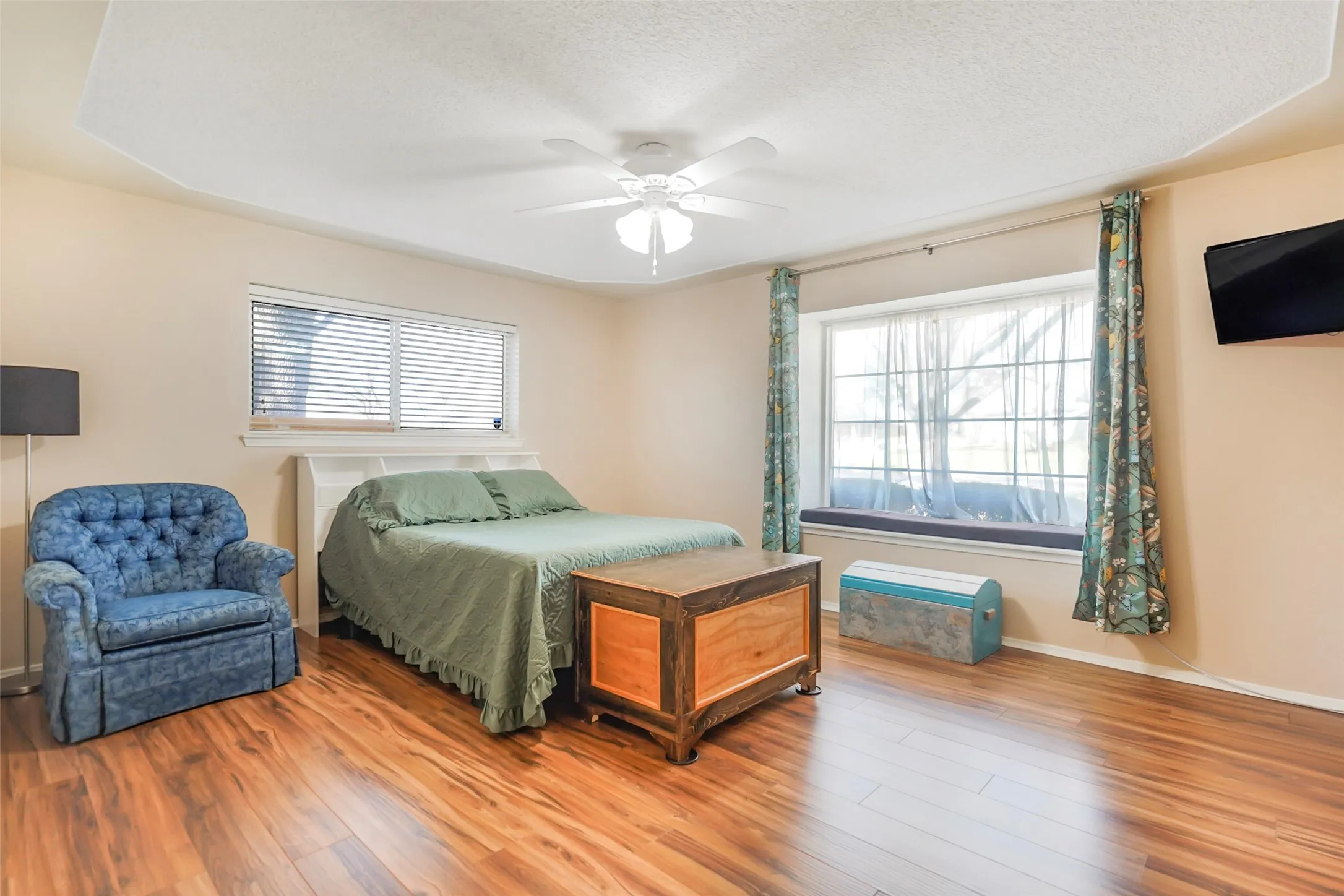 Single Family Residence For Sale in Tarrant County , 1822 E Cedar Elm Drive, Arlington, Texas 76012, 3 Bedroom, 2 Bathroom, 2 Garage spaces, 2,085 Sqft, built in 1969, mls#21199647, Real Estate Agent in Arlington, Homes For Sale in Tarrant county, Homes For Sale in Arlington, Realtor in Arlington Texas, Real Estate Brokerage Independent Realty Texas, Luminita Cordes Realtor
