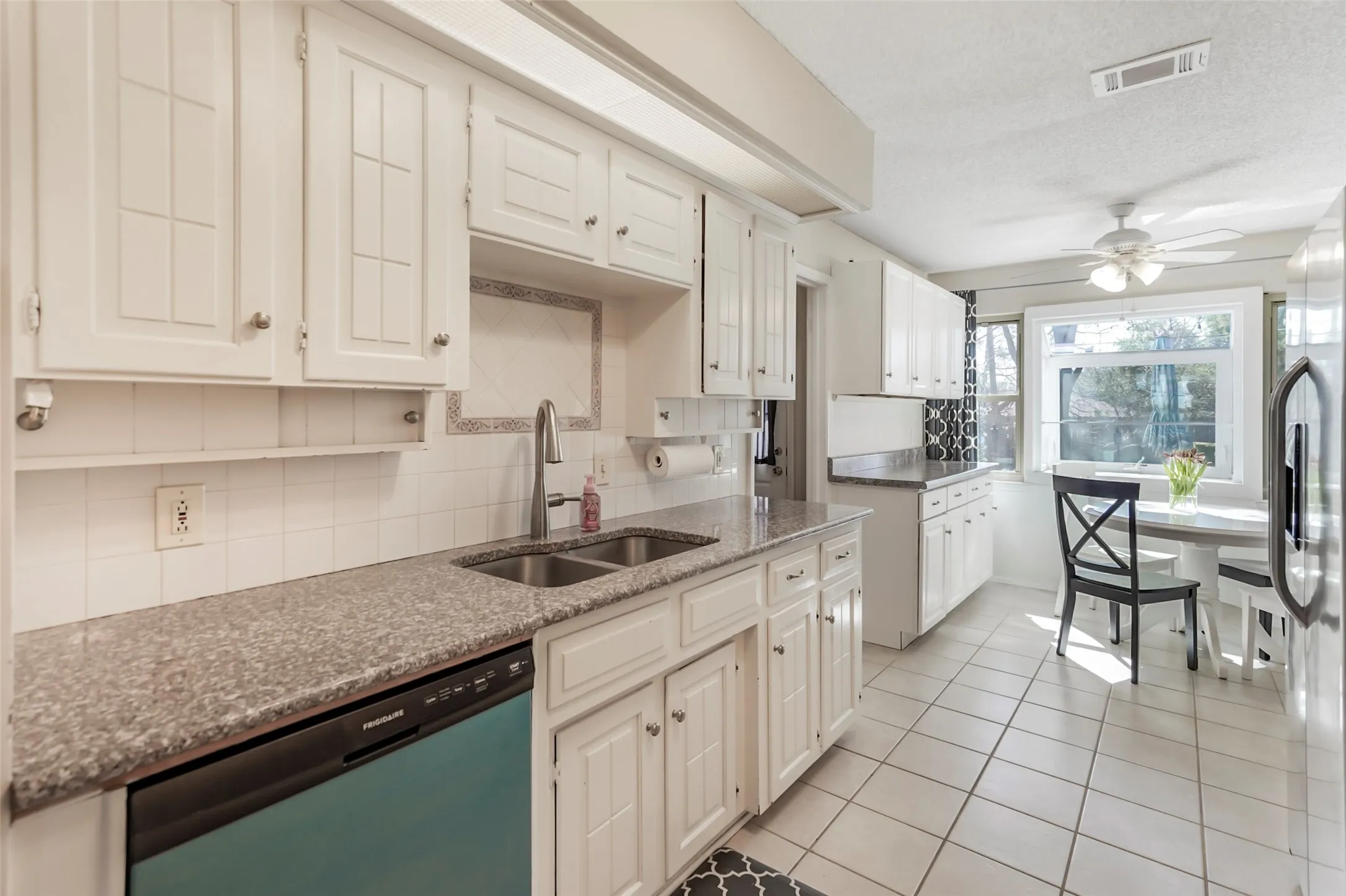 Single Family Residence For Sale in Tarrant County , 1822 E Cedar Elm Drive, Arlington, Texas 76012, 3 Bedroom, 2 Bathroom, 2 Garage spaces, 2,085 Sqft, built in 1969, mls#21199647, Real Estate Agent in Arlington, Homes For Sale in Tarrant county, Homes For Sale in Arlington, Realtor in Arlington Texas, Real Estate Brokerage Independent Realty Texas, Luminita Cordes Realtor