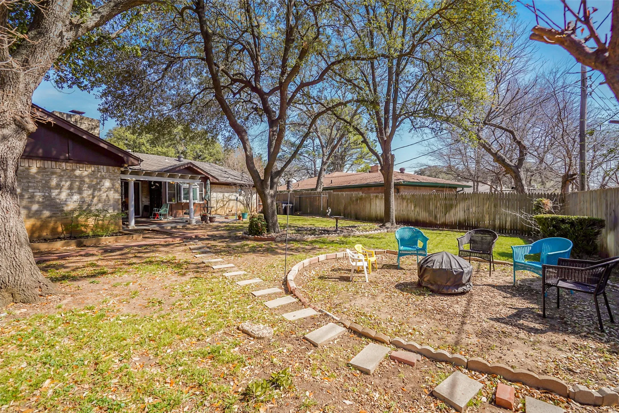 Single Family Residence For Sale in Tarrant County , 1822 E Cedar Elm Drive, Arlington, Texas 76012, 3 Bedroom, 2 Bathroom, 2 Garage spaces, 2,085 Sqft, built in 1969, mls#21199647, Real Estate Agent in Arlington, Homes For Sale in Tarrant county, Homes For Sale in Arlington, Realtor in Arlington Texas, Real Estate Brokerage Independent Realty Texas, Luminita Cordes Realtor