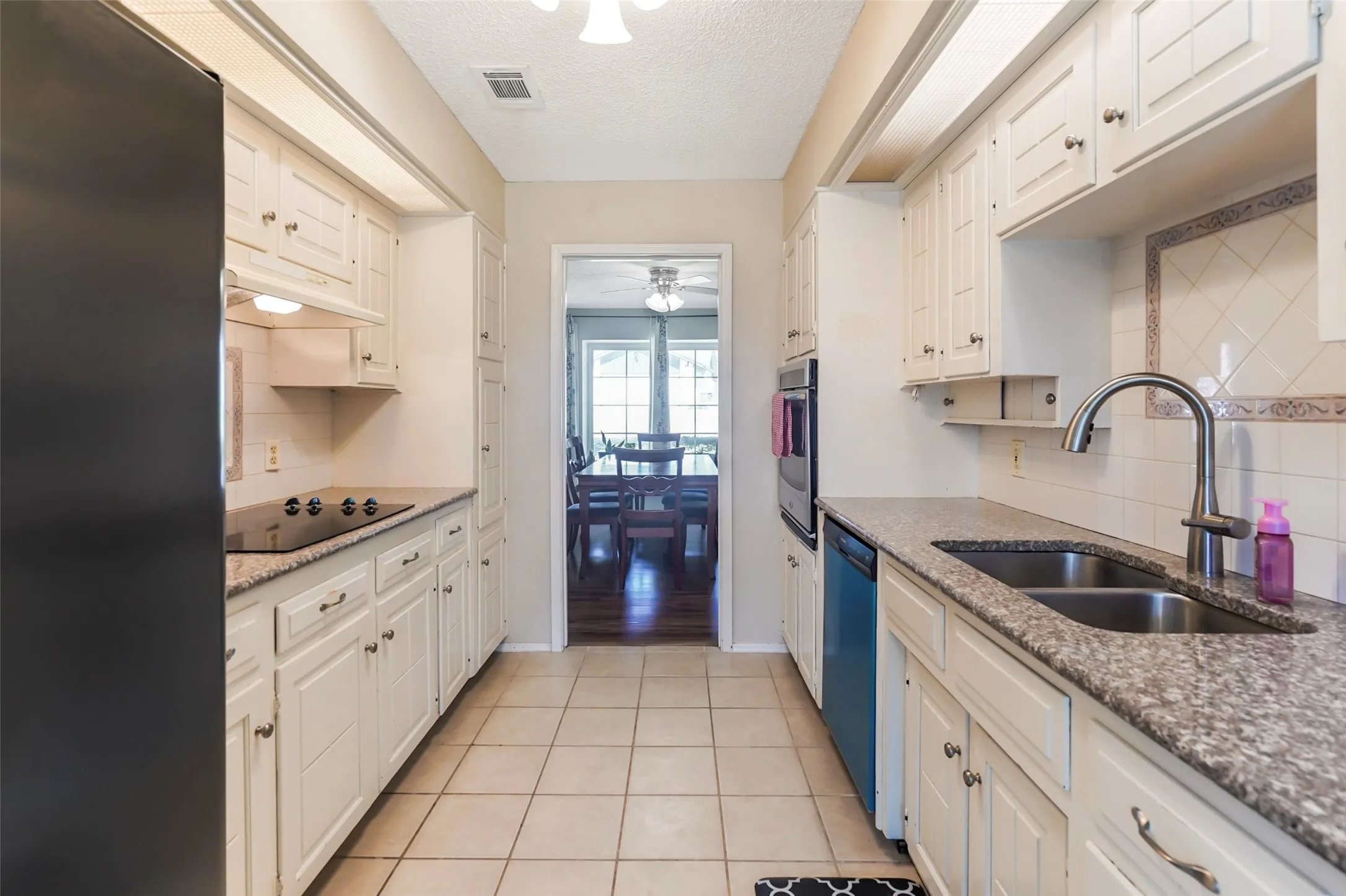 Single Family Residence For Sale in Tarrant County , 1822 E Cedar Elm Drive, Arlington, Texas 76012, 3 Bedroom, 2 Bathroom, 2 Garage spaces, 2,085 Sqft, built in 1969, mls#21199647, Real Estate Agent in Arlington, Homes For Sale in Tarrant county, Homes For Sale in Arlington, Realtor in Arlington Texas, Real Estate Brokerage Independent Realty Texas, Luminita Cordes Realtor