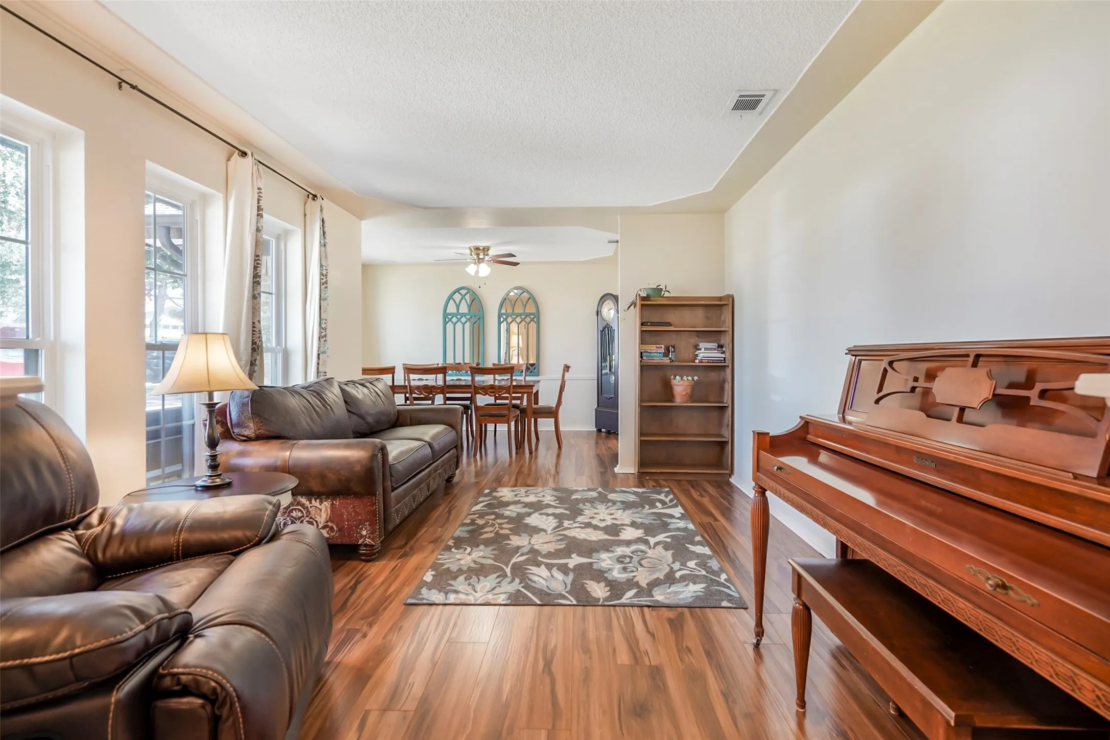 Single Family Residence For Sale in Tarrant County , 1822 E Cedar Elm Drive, Arlington, Texas 76012, 3 Bedroom, 2 Bathroom, 2 Garage spaces, 2,085 Sqft, built in 1969, mls#21199647, Real Estate Agent in Arlington, Homes For Sale in Tarrant county, Homes For Sale in Arlington, Realtor in Arlington Texas, Real Estate Brokerage Independent Realty Texas, Luminita Cordes Realtor