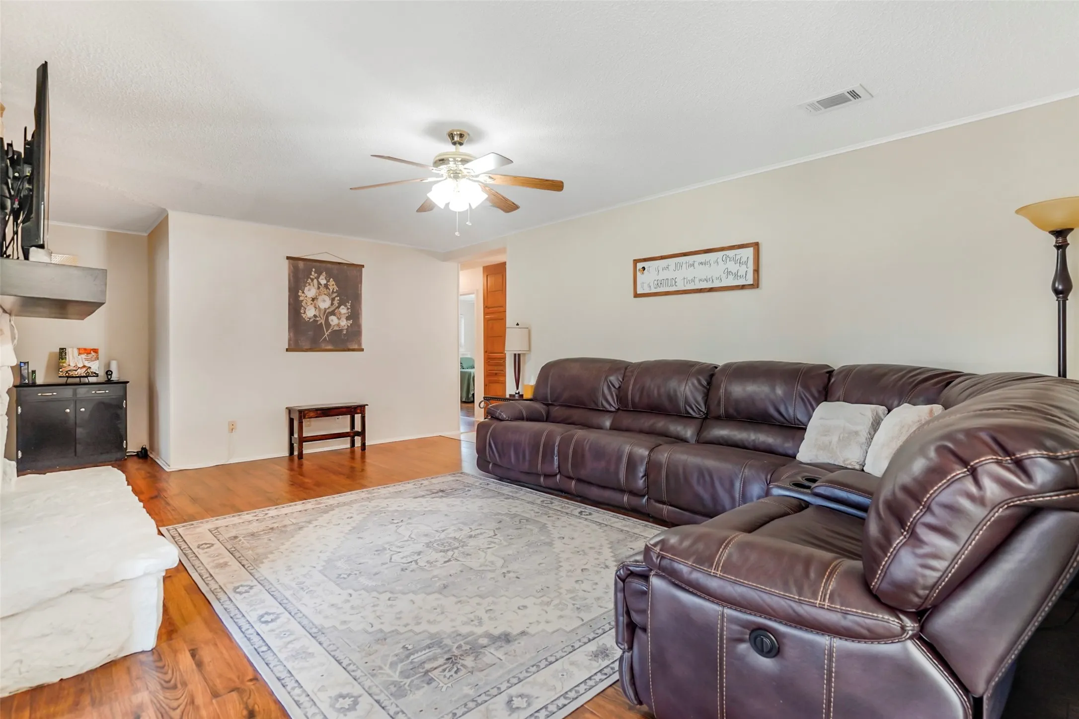 Single Family Residence For Sale in Tarrant County , 1822 E Cedar Elm Drive, Arlington, Texas 76012, 3 Bedroom, 2 Bathroom, 2 Garage spaces, 2,085 Sqft, built in 1969, mls#21199647, Real Estate Agent in Arlington, Homes For Sale in Tarrant county, Homes For Sale in Arlington, Realtor in Arlington Texas, Real Estate Brokerage Independent Realty Texas, Luminita Cordes Realtor