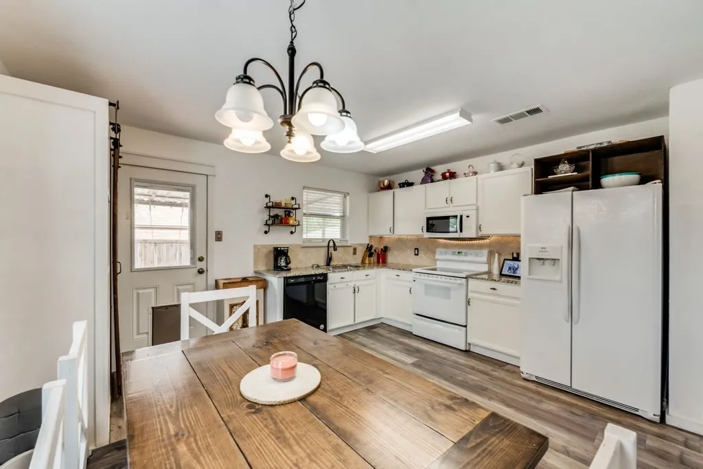 Single Family Residence For Sale in Kaufman County , 205 Dartmouth Drive, Forney, Texas 75126, 3 Bedroom, 2 Bathroom, 2 Garage spaces, 1,595 Sqft, built in 2004, Preowned, mls#21199769, Real Estate Agent in Forney, Homes For Sale in Kaufman county, Homes For Sale in Forney, Realtor in Forney Texas, Real Estate Brokerage Independent Realty Texas, Luminita Cordes Realtor