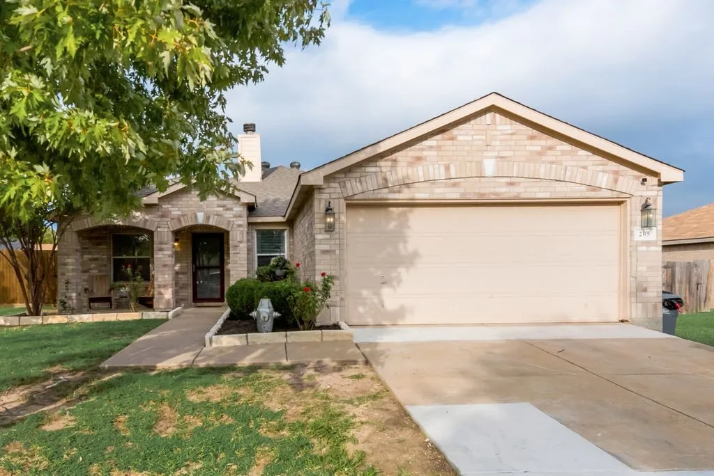 Single Family Residence For Sale in Kaufman County , 205 Dartmouth Drive, Forney, Texas 75126, 3 Bedroom, 2 Bathroom, 2 Garage spaces, 1,595 Sqft, built in 2004, Preowned, mls#21199769, Real Estate Agent in Forney, Homes For Sale in Kaufman county, Homes For Sale in Forney, Realtor in Forney Texas, Real Estate Brokerage Independent Realty Texas, Luminita Cordes Realtor