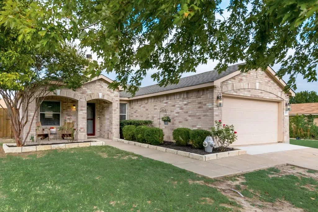 Single Family Residence For Sale in Kaufman County , 205 Dartmouth Drive, Forney, Texas 75126, 3 Bedroom, 2 Bathroom, 2 Garage spaces, 1,595 Sqft, built in 2004, Preowned, mls#21199769, Real Estate Agent in Forney, Homes For Sale in Kaufman county, Homes For Sale in Forney, Realtor in Forney Texas, Real Estate Brokerage Independent Realty Texas, Luminita Cordes Realtor