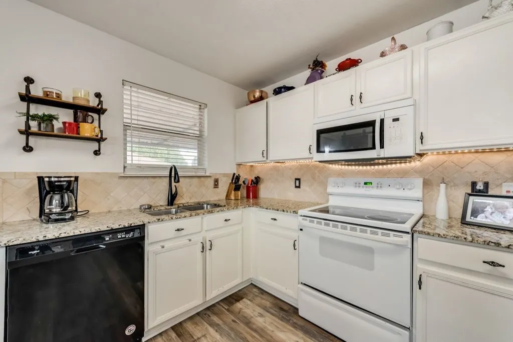 Single Family Residence For Sale in Kaufman County , 205 Dartmouth Drive, Forney, Texas 75126, 3 Bedroom, 2 Bathroom, 2 Garage spaces, 1,595 Sqft, built in 2004, Preowned, mls#21199769, Real Estate Agent in Forney, Homes For Sale in Kaufman county, Homes For Sale in Forney, Realtor in Forney Texas, Real Estate Brokerage Independent Realty Texas, Luminita Cordes Realtor