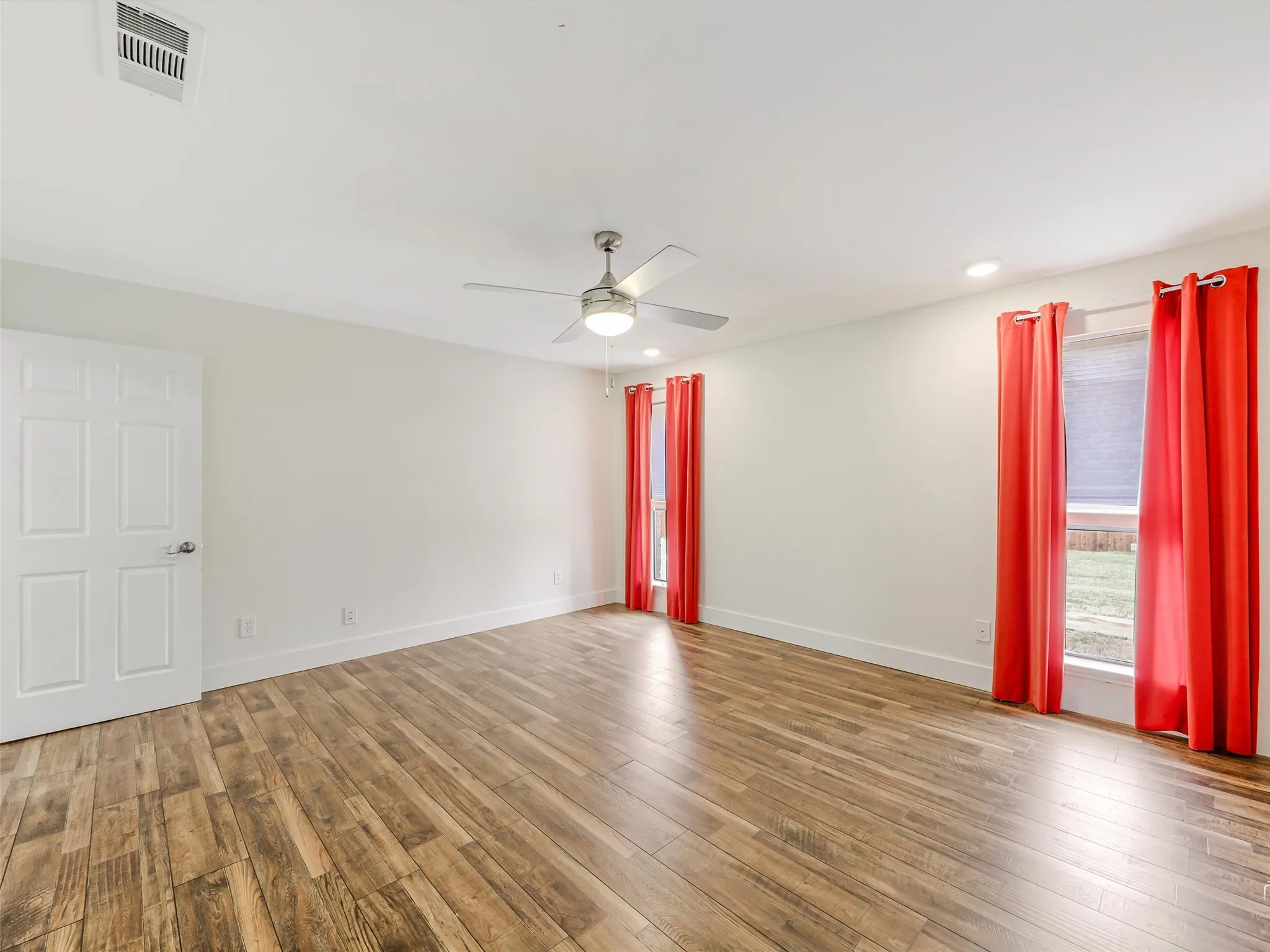 Single Family Residence For Sale in Collin County , 303 E 6th Street, Prosper, Texas 75078, 3 Bedroom, 2 Bathroom, 2 Garage spaces, 1,718 Sqft, built in 1984, Preowned, mls#21196899, Real Estate Agent in Prosper, Homes For Sale in Collin county, Homes For Sale in Prosper, Realtor in Prosper Texas, Real Estate Brokerage Independent Realty Texas, Luminita Cordes Realtor