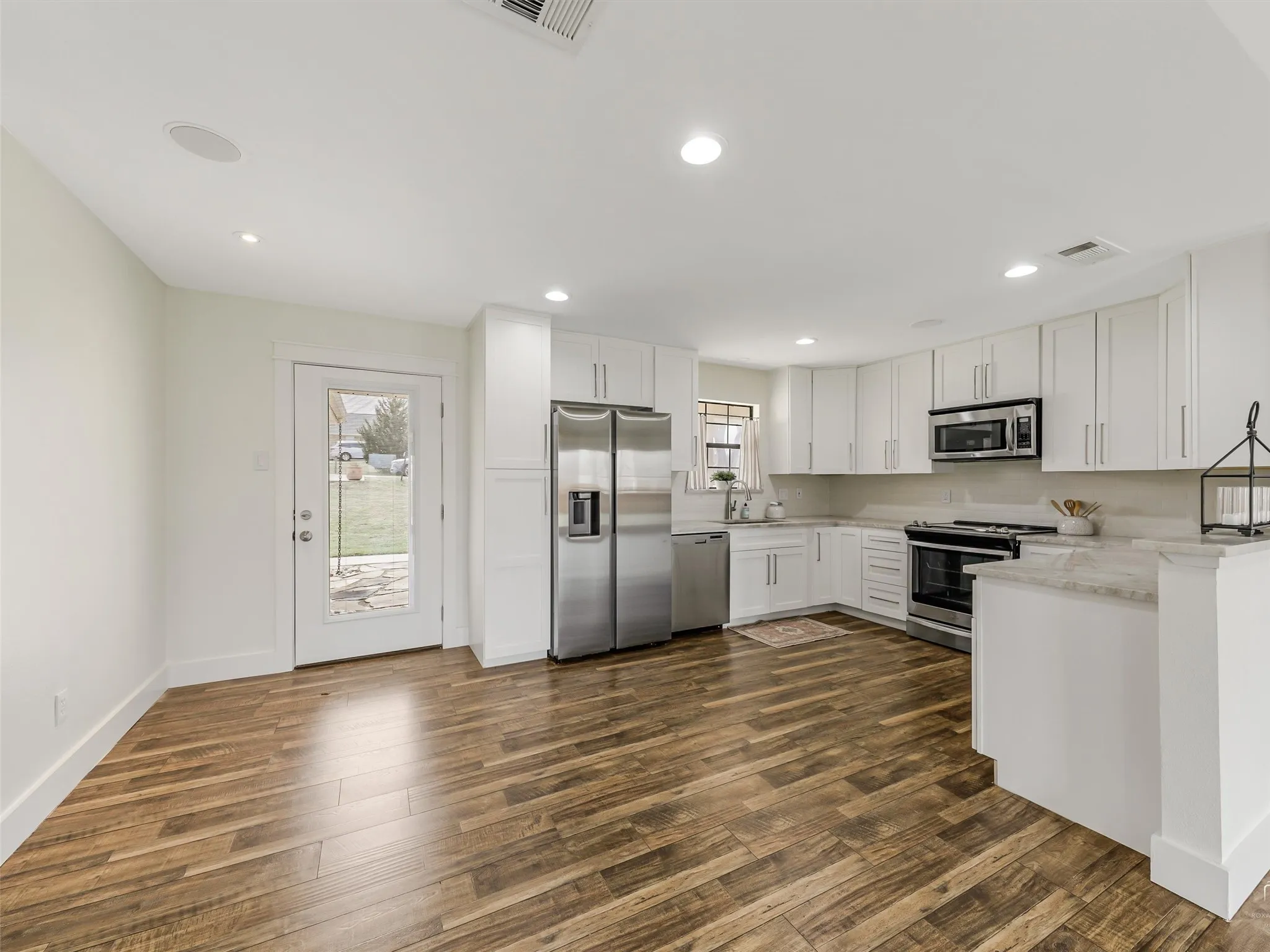 Single Family Residence For Sale in Collin County , 303 E 6th Street, Prosper, Texas 75078, 3 Bedroom, 2 Bathroom, 2 Garage spaces, 1,718 Sqft, built in 1984, Preowned, mls#21196899, Real Estate Agent in Prosper, Homes For Sale in Collin county, Homes For Sale in Prosper, Realtor in Prosper Texas, Real Estate Brokerage Independent Realty Texas, Luminita Cordes Realtor