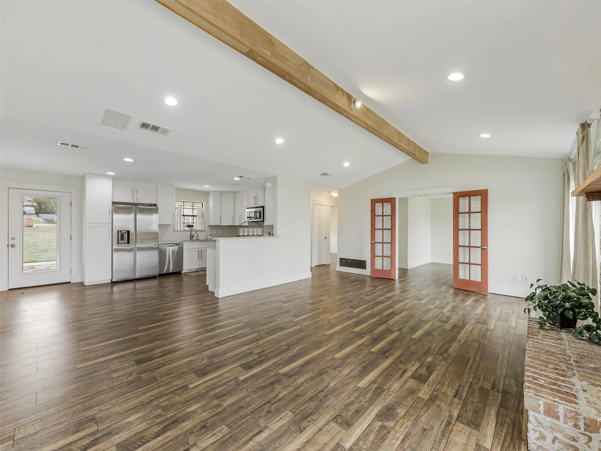 Single Family Residence For Sale in Collin County , 303 E 6th Street, Prosper, Texas 75078, 3 Bedroom, 2 Bathroom, 2 Garage spaces, 1,718 Sqft, built in 1984, Preowned, mls#21196899, Real Estate Agent in Prosper, Homes For Sale in Collin county, Homes For Sale in Prosper, Realtor in Prosper Texas, Real Estate Brokerage Independent Realty Texas, Luminita Cordes Realtor
