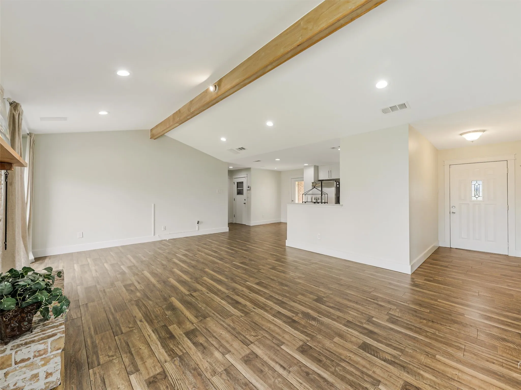 Single Family Residence For Sale in Collin County , 303 E 6th Street, Prosper, Texas 75078, 3 Bedroom, 2 Bathroom, 2 Garage spaces, 1,718 Sqft, built in 1984, Preowned, mls#21196899, Real Estate Agent in Prosper, Homes For Sale in Collin county, Homes For Sale in Prosper, Realtor in Prosper Texas, Real Estate Brokerage Independent Realty Texas, Luminita Cordes Realtor