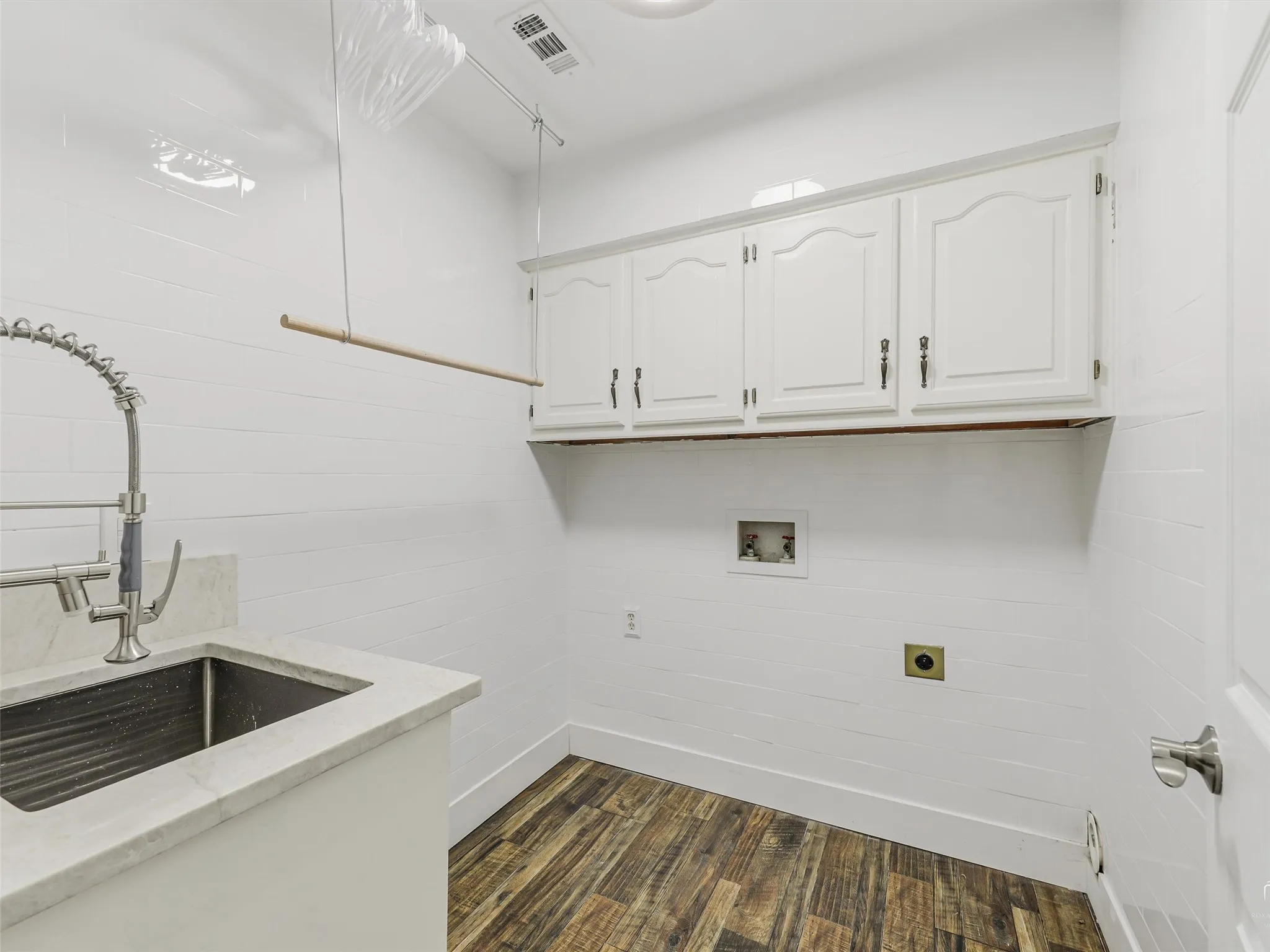Single Family Residence For Sale in Collin County , 303 E 6th Street, Prosper, Texas 75078, 3 Bedroom, 2 Bathroom, 2 Garage spaces, 1,718 Sqft, built in 1984, Preowned, mls#21196899, Real Estate Agent in Prosper, Homes For Sale in Collin county, Homes For Sale in Prosper, Realtor in Prosper Texas, Real Estate Brokerage Independent Realty Texas, Luminita Cordes Realtor