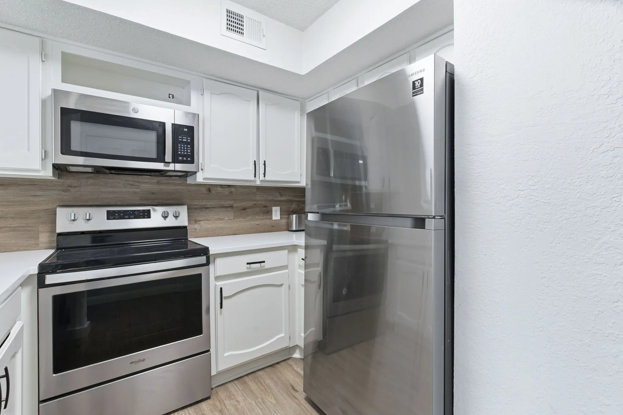 Condominium For Rent in Tarrant County , 3101 Sondra Drive 201, Fort Worth, Texas 76107, 1 Bedroom, 1 Bathroom, Garage spaces, 805 Sqft, built in 1981, Preowned, mls#21198836, Real Estate Agent in Fort Worth, Homes For Rent in Tarrant county, Homes For Rent in Fort Worth, Realtor in Fort Worth Texas, Real Estate Brokerage Independent Realty Texas, Luminita Cordes Realtor