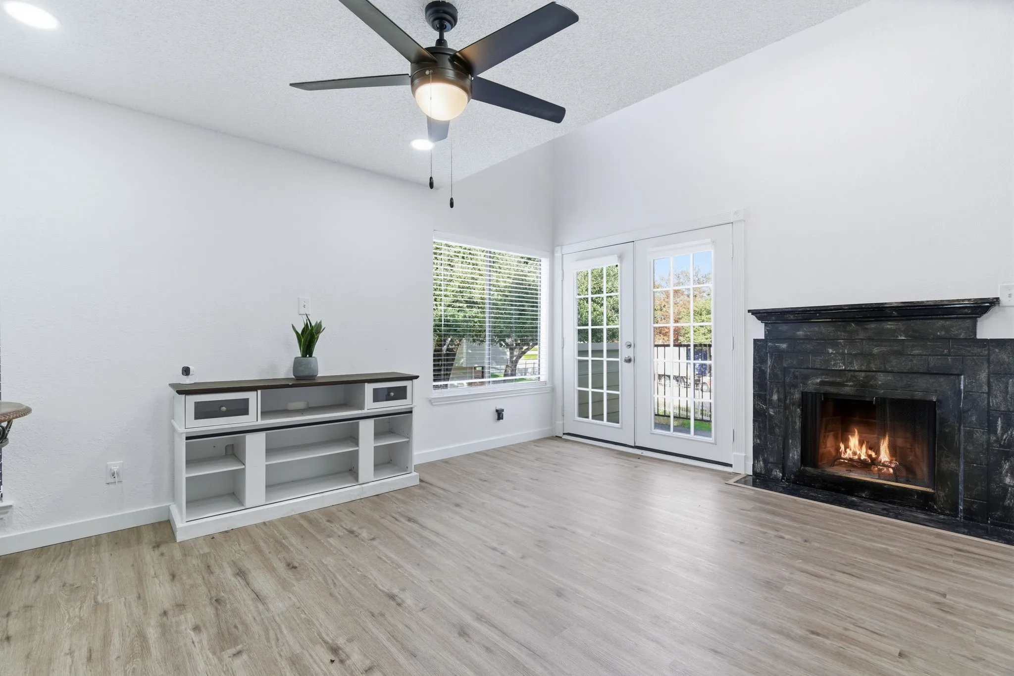 Condominium For Rent in Tarrant County , 3101 Sondra Drive 201, Fort Worth, Texas 76107, 1 Bedroom, 1 Bathroom, Garage spaces, 805 Sqft, built in 1981, Preowned, mls#21198836, Real Estate Agent in Fort Worth, Homes For Rent in Tarrant county, Homes For Rent in Fort Worth, Realtor in Fort Worth Texas, Real Estate Brokerage Independent Realty Texas, Luminita Cordes Realtor