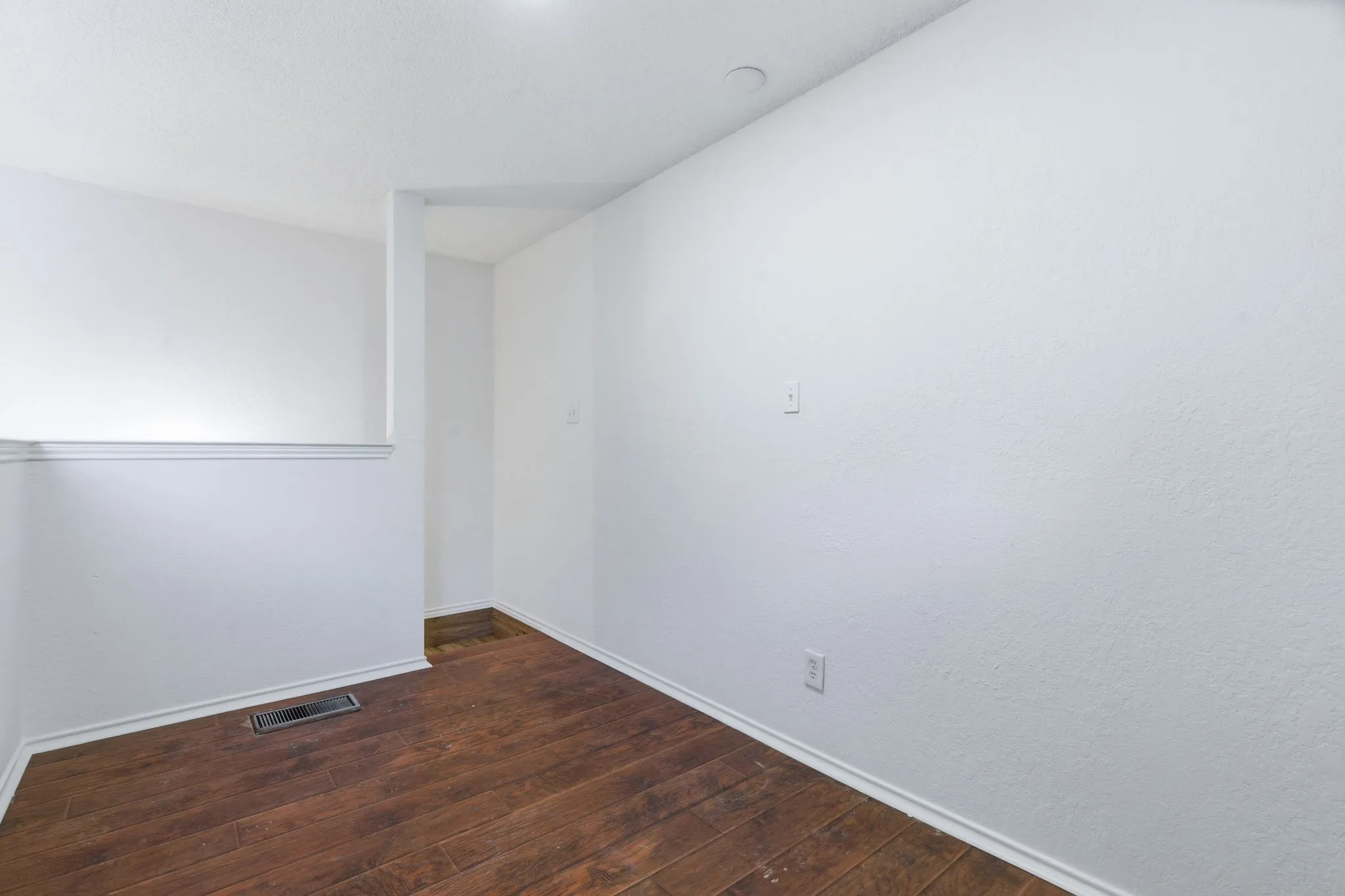 Condominium For Rent in Tarrant County , 3101 Sondra Drive 201, Fort Worth, Texas 76107, 1 Bedroom, 1 Bathroom, Garage spaces, 805 Sqft, built in 1981, Preowned, mls#21198836, Real Estate Agent in Fort Worth, Homes For Rent in Tarrant county, Homes For Rent in Fort Worth, Realtor in Fort Worth Texas, Real Estate Brokerage Independent Realty Texas, Luminita Cordes Realtor