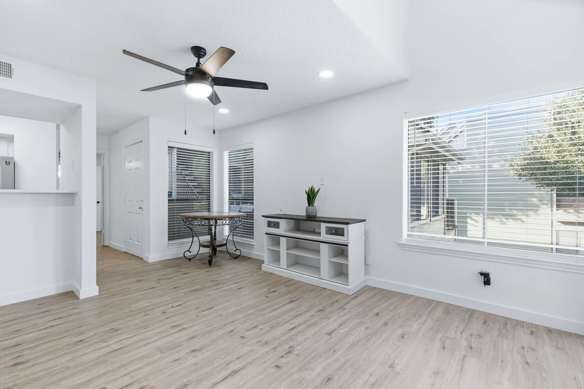 Condominium For Rent in Tarrant County , 3101 Sondra Drive 201, Fort Worth, Texas 76107, 1 Bedroom, 1 Bathroom, Garage spaces, 805 Sqft, built in 1981, Preowned, mls#21198836, Real Estate Agent in Fort Worth, Homes For Rent in Tarrant county, Homes For Rent in Fort Worth, Realtor in Fort Worth Texas, Real Estate Brokerage Independent Realty Texas, Luminita Cordes Realtor