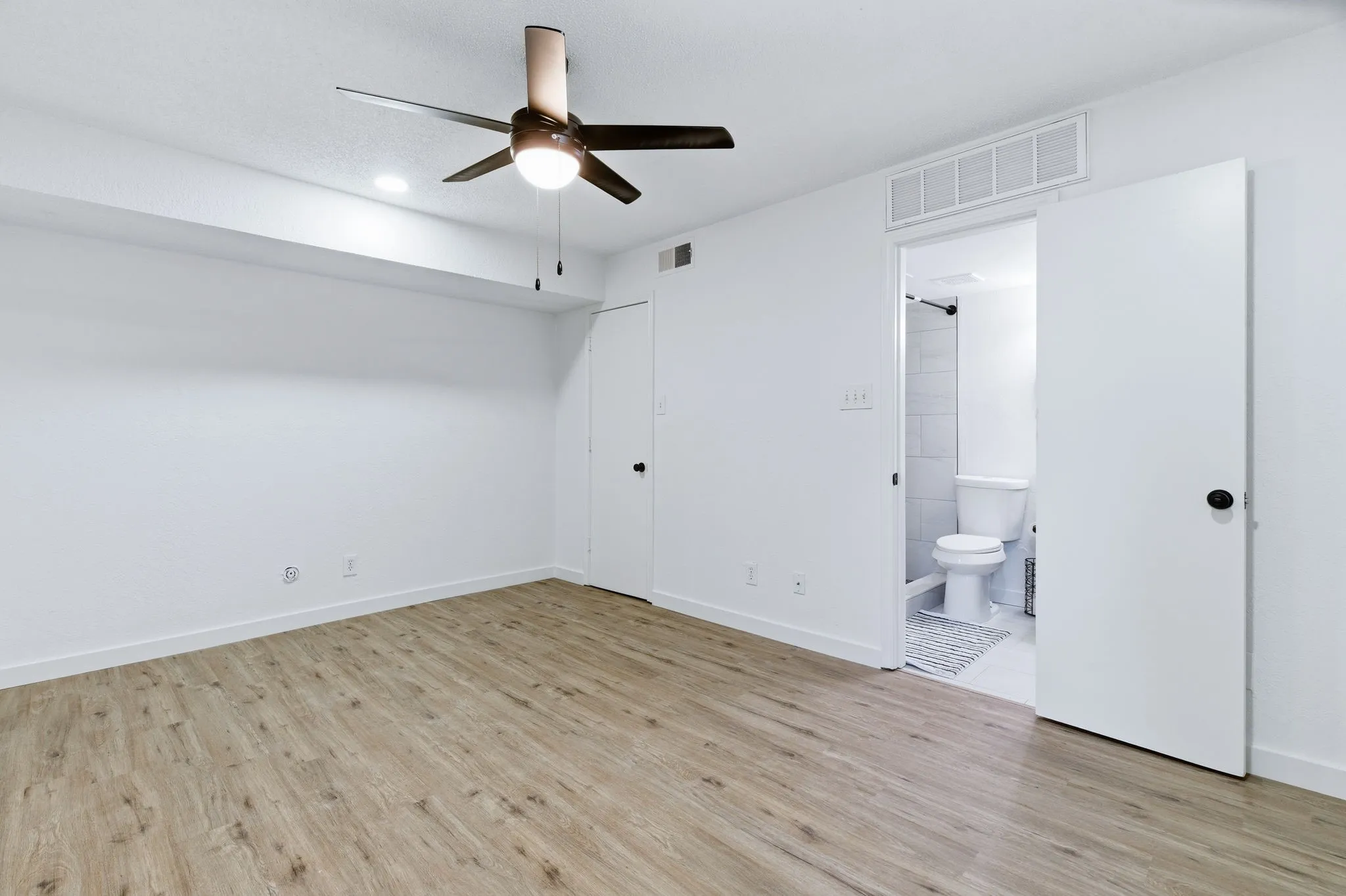 Condominium For Rent in Tarrant County , 3101 Sondra Drive 201 (Short Term), Fort Worth, Texas 76107, 1 Bedroom, 1 Bathroom, Garage spaces, 805 Sqft, built in 1981, Preowned, mls#21200200, Real Estate Agent in Fort Worth, Homes For Rent in Tarrant county, Homes For Rent in Fort Worth, Realtor in Fort Worth Texas, Real Estate Brokerage Independent Realty Texas, Luminita Cordes Realtor