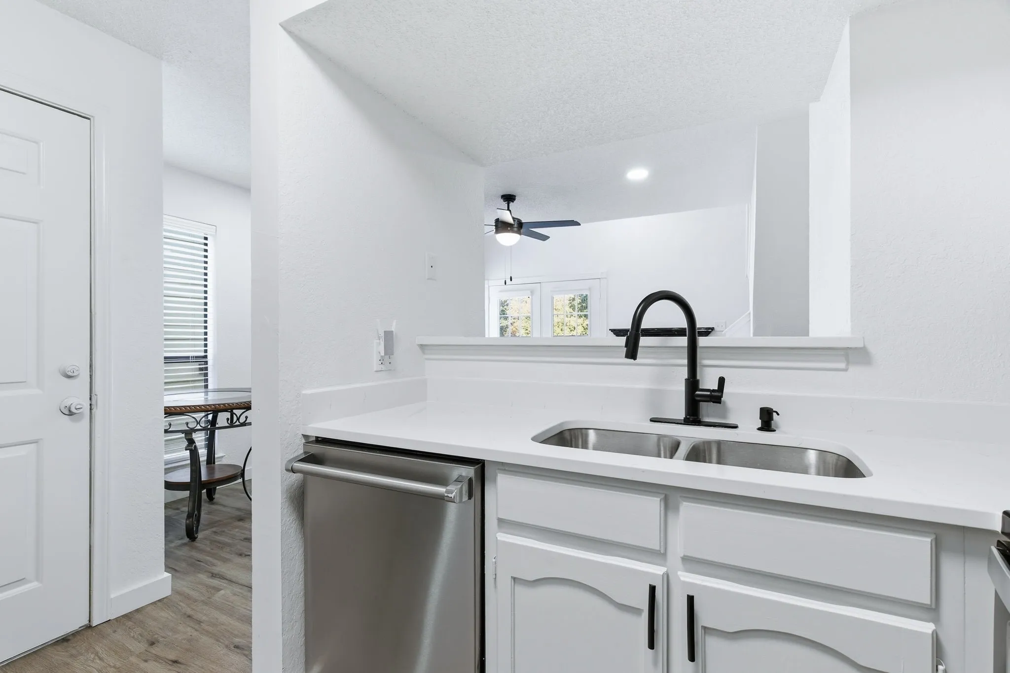 Condominium For Rent in Tarrant County , 3101 Sondra Drive 201 (Short Term), Fort Worth, Texas 76107, 1 Bedroom, 1 Bathroom, Garage spaces, 805 Sqft, built in 1981, Preowned, mls#21200200, Real Estate Agent in Fort Worth, Homes For Rent in Tarrant county, Homes For Rent in Fort Worth, Realtor in Fort Worth Texas, Real Estate Brokerage Independent Realty Texas, Luminita Cordes Realtor